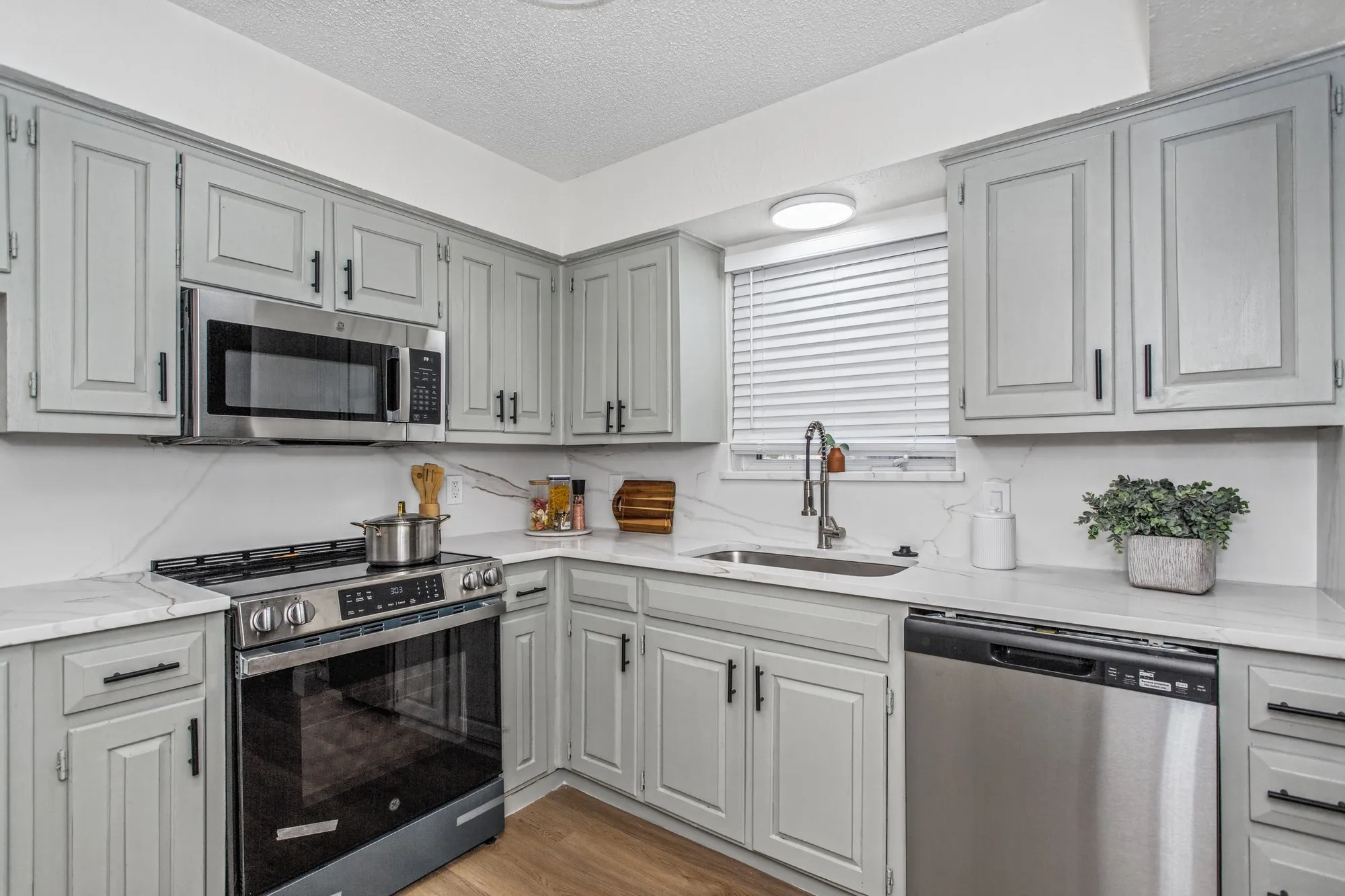 Single Family Residence For Sale in Tarrant County , 2224 Brigadoon Court, Arlington, Texas 76013, 2 Bedroom, 2 Bathroom, 2 Garage spaces, 1,243 Sqft, built in 1975, mls#21406299, Real Estate Agent in Arlington, Homes For Sale in Tarrant county, Homes For Sale in Arlington, Realtor in Arlington Texas, Real Estate Brokerage Independent Realty Texas, Luminita Cordes Realtor