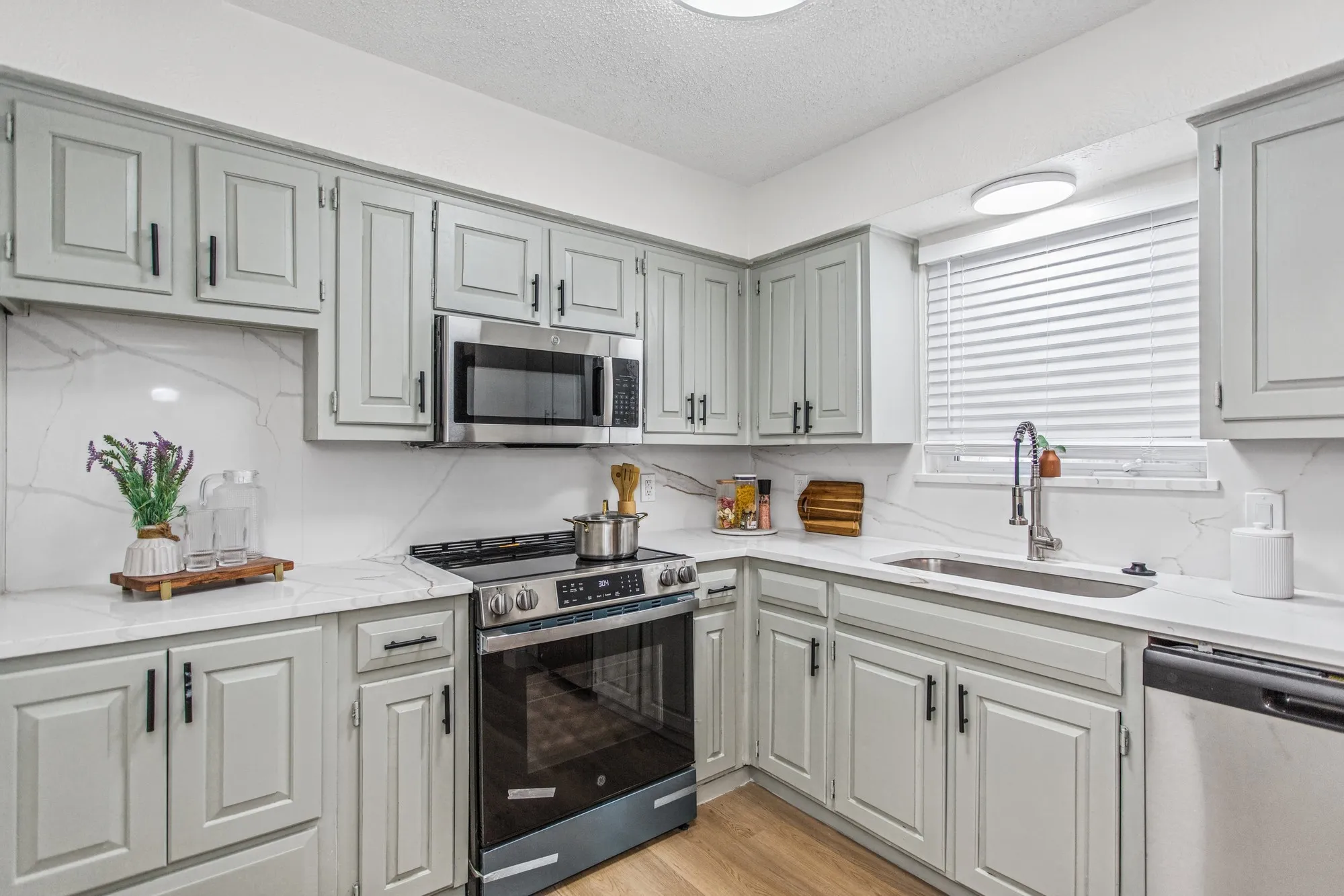 Single Family Residence For Sale in Tarrant County , 2224 Brigadoon Court, Arlington, Texas 76013, 2 Bedroom, 2 Bathroom, 2 Garage spaces, 1,243 Sqft, built in 1975, mls#21406299, Real Estate Agent in Arlington, Homes For Sale in Tarrant county, Homes For Sale in Arlington, Realtor in Arlington Texas, Real Estate Brokerage Independent Realty Texas, Luminita Cordes Realtor