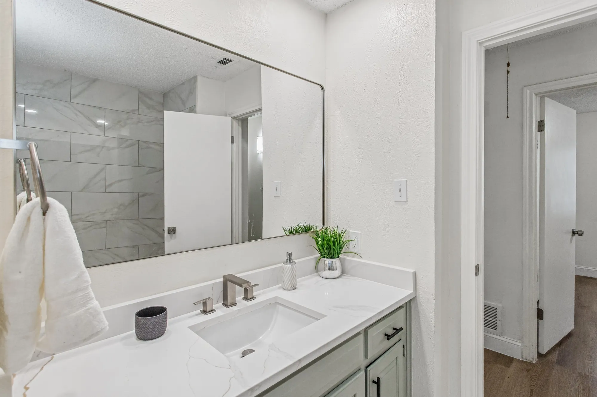 Single Family Residence For Sale in Tarrant County , 2224 Brigadoon Court, Arlington, Texas 76013, 2 Bedroom, 2 Bathroom, 2 Garage spaces, 1,243 Sqft, built in 1975, mls#21406299, Real Estate Agent in Arlington, Homes For Sale in Tarrant county, Homes For Sale in Arlington, Realtor in Arlington Texas, Real Estate Brokerage Independent Realty Texas, Luminita Cordes Realtor