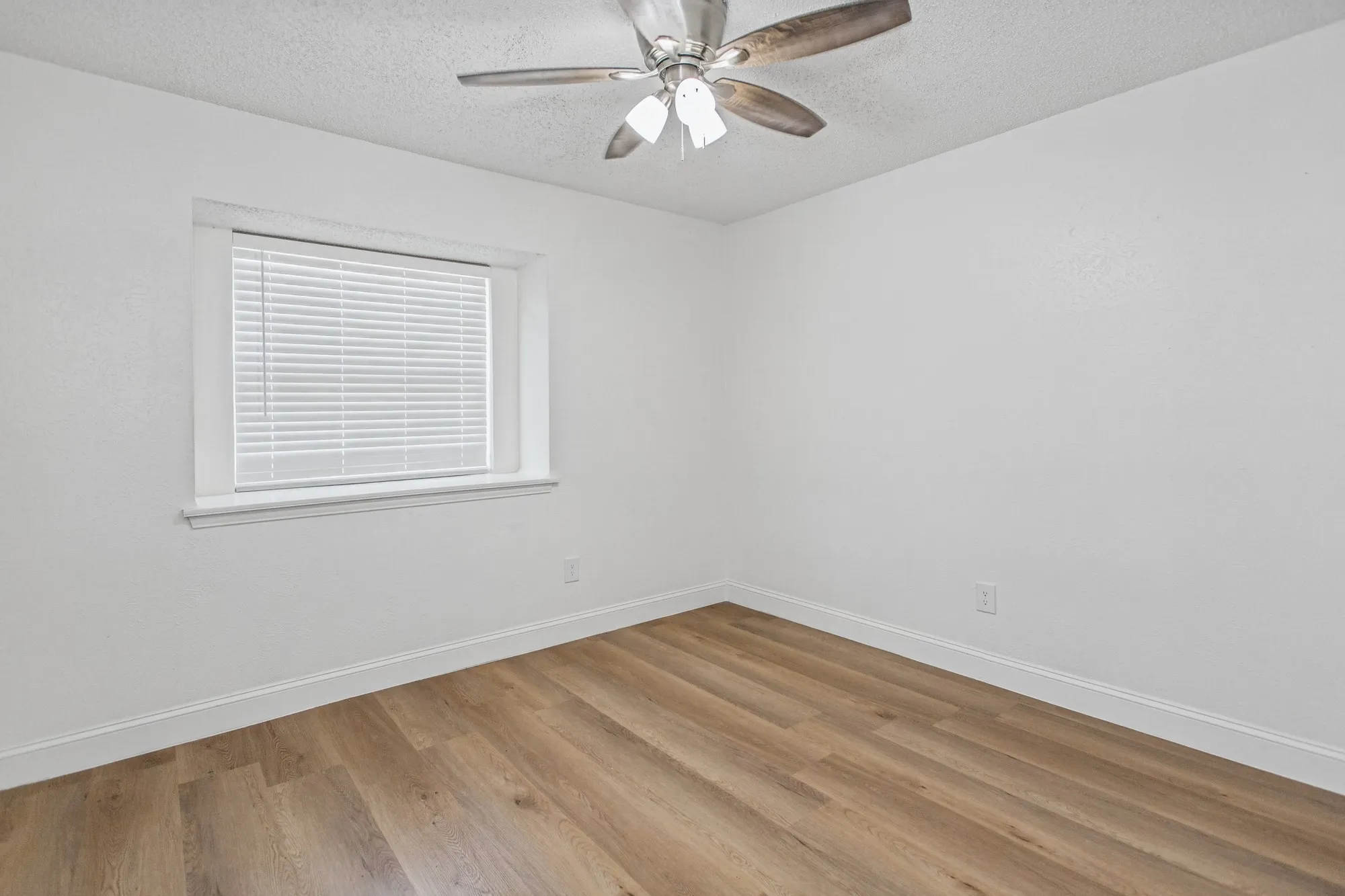 Single Family Residence For Sale in Tarrant County , 2224 Brigadoon Court, Arlington, Texas 76013, 2 Bedroom, 2 Bathroom, 2 Garage spaces, 1,243 Sqft, built in 1975, mls#21406299, Real Estate Agent in Arlington, Homes For Sale in Tarrant county, Homes For Sale in Arlington, Realtor in Arlington Texas, Real Estate Brokerage Independent Realty Texas, Luminita Cordes Realtor