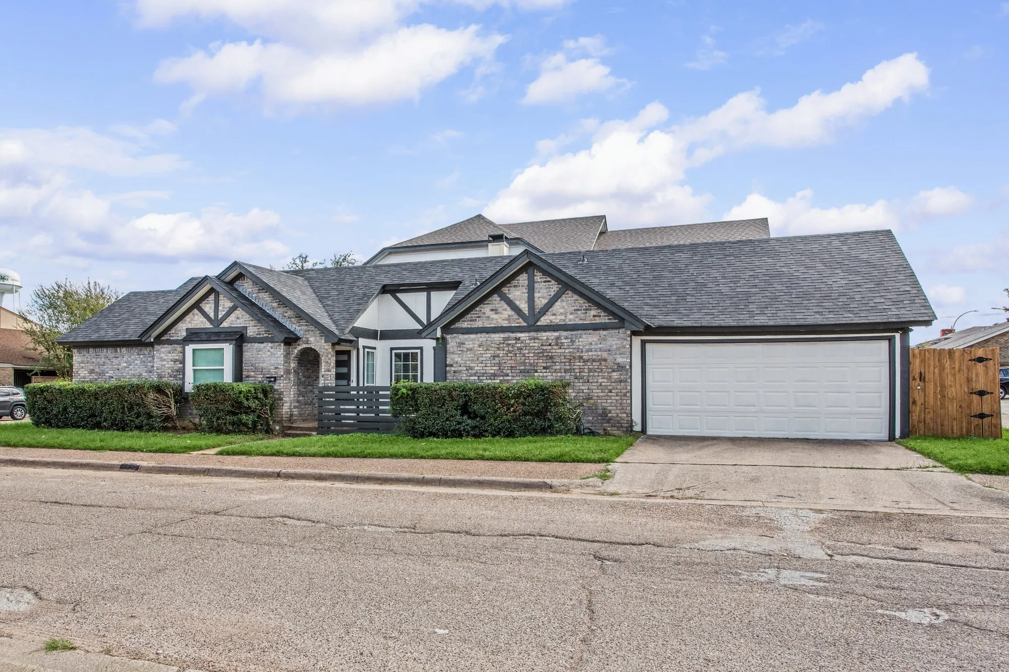 Single Family Residence For Sale in Tarrant County , 2224 Brigadoon Court, Arlington, Texas 76013, 2 Bedroom, 2 Bathroom, 2 Garage spaces, 1,243 Sqft, built in 1975, mls#21406299, Real Estate Agent in Arlington, Homes For Sale in Tarrant county, Homes For Sale in Arlington, Realtor in Arlington Texas, Real Estate Brokerage Independent Realty Texas, Luminita Cordes Realtor
