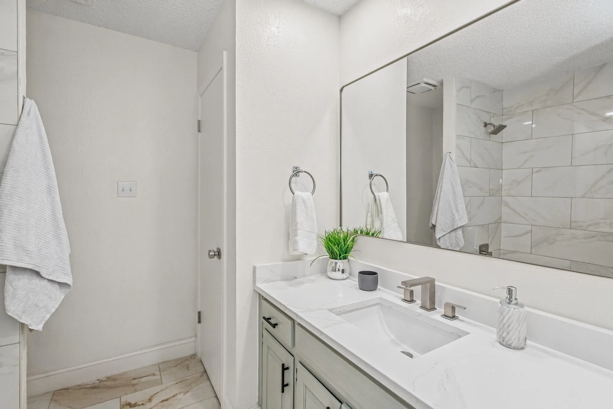 Single Family Residence For Sale in Tarrant County , 2224 Brigadoon Court, Arlington, Texas 76013, 2 Bedroom, 2 Bathroom, 2 Garage spaces, 1,243 Sqft, built in 1975, mls#21406299, Real Estate Agent in Arlington, Homes For Sale in Tarrant county, Homes For Sale in Arlington, Realtor in Arlington Texas, Real Estate Brokerage Independent Realty Texas, Luminita Cordes Realtor
