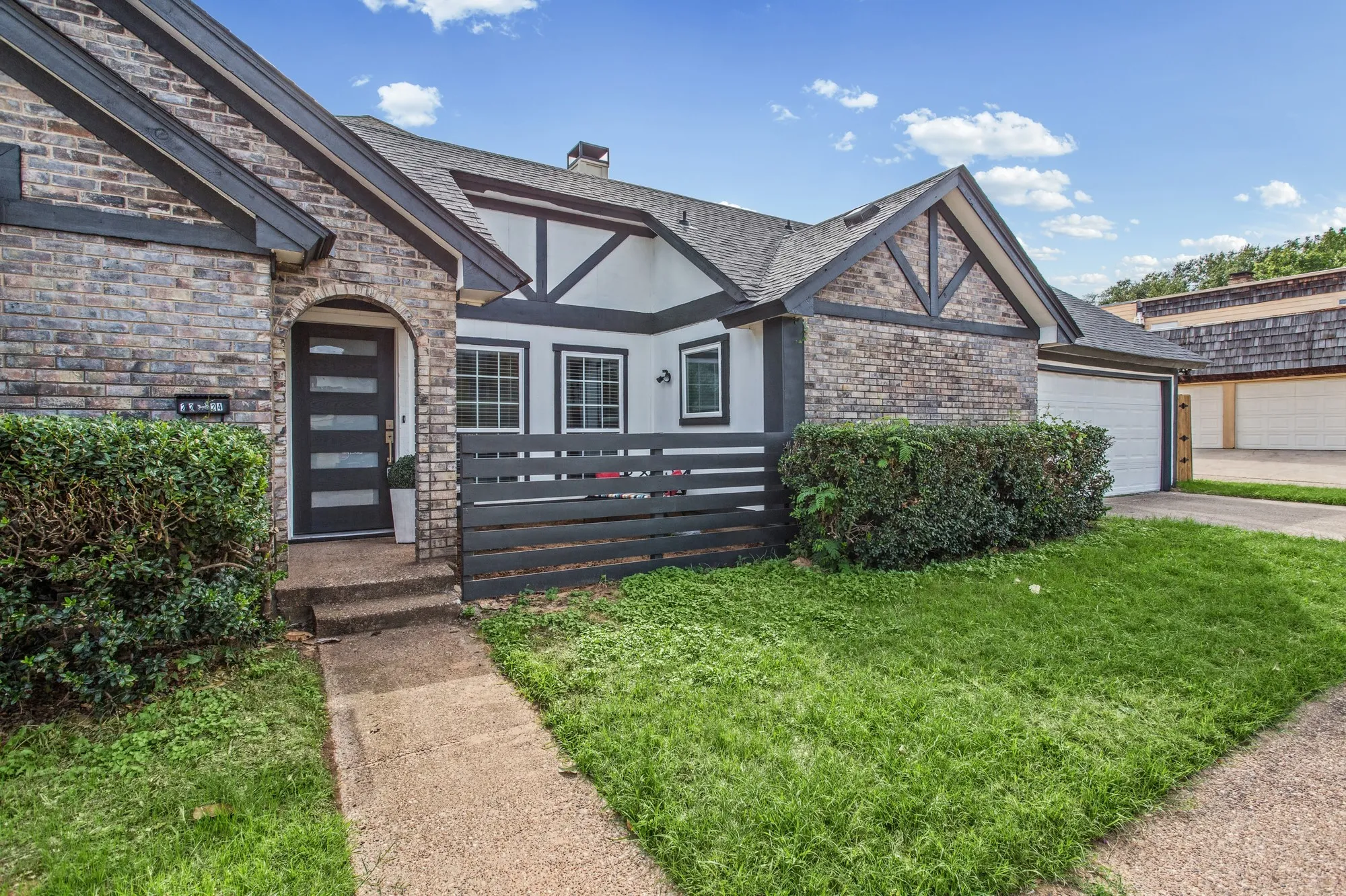 Single Family Residence For Sale in Tarrant County , 2224 Brigadoon Court, Arlington, Texas 76013, 2 Bedroom, 2 Bathroom, 2 Garage spaces, 1,243 Sqft, built in 1975, mls#21406299, Real Estate Agent in Arlington, Homes For Sale in Tarrant county, Homes For Sale in Arlington, Realtor in Arlington Texas, Real Estate Brokerage Independent Realty Texas, Luminita Cordes Realtor