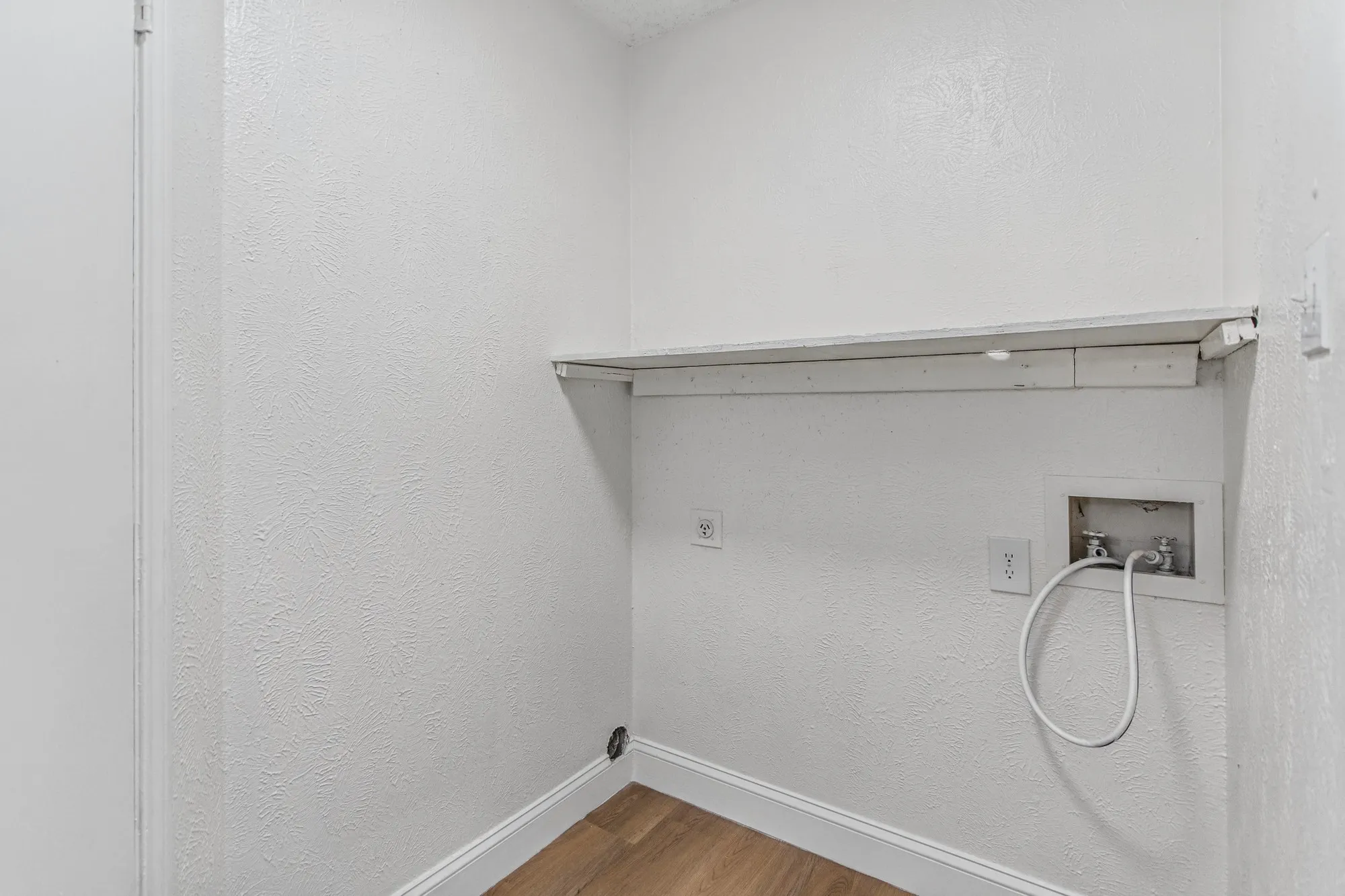 Single Family Residence For Sale in Tarrant County , 2224 Brigadoon Court, Arlington, Texas 76013, 2 Bedroom, 2 Bathroom, 2 Garage spaces, 1,243 Sqft, built in 1975, mls#21406299, Real Estate Agent in Arlington, Homes For Sale in Tarrant county, Homes For Sale in Arlington, Realtor in Arlington Texas, Real Estate Brokerage Independent Realty Texas, Luminita Cordes Realtor