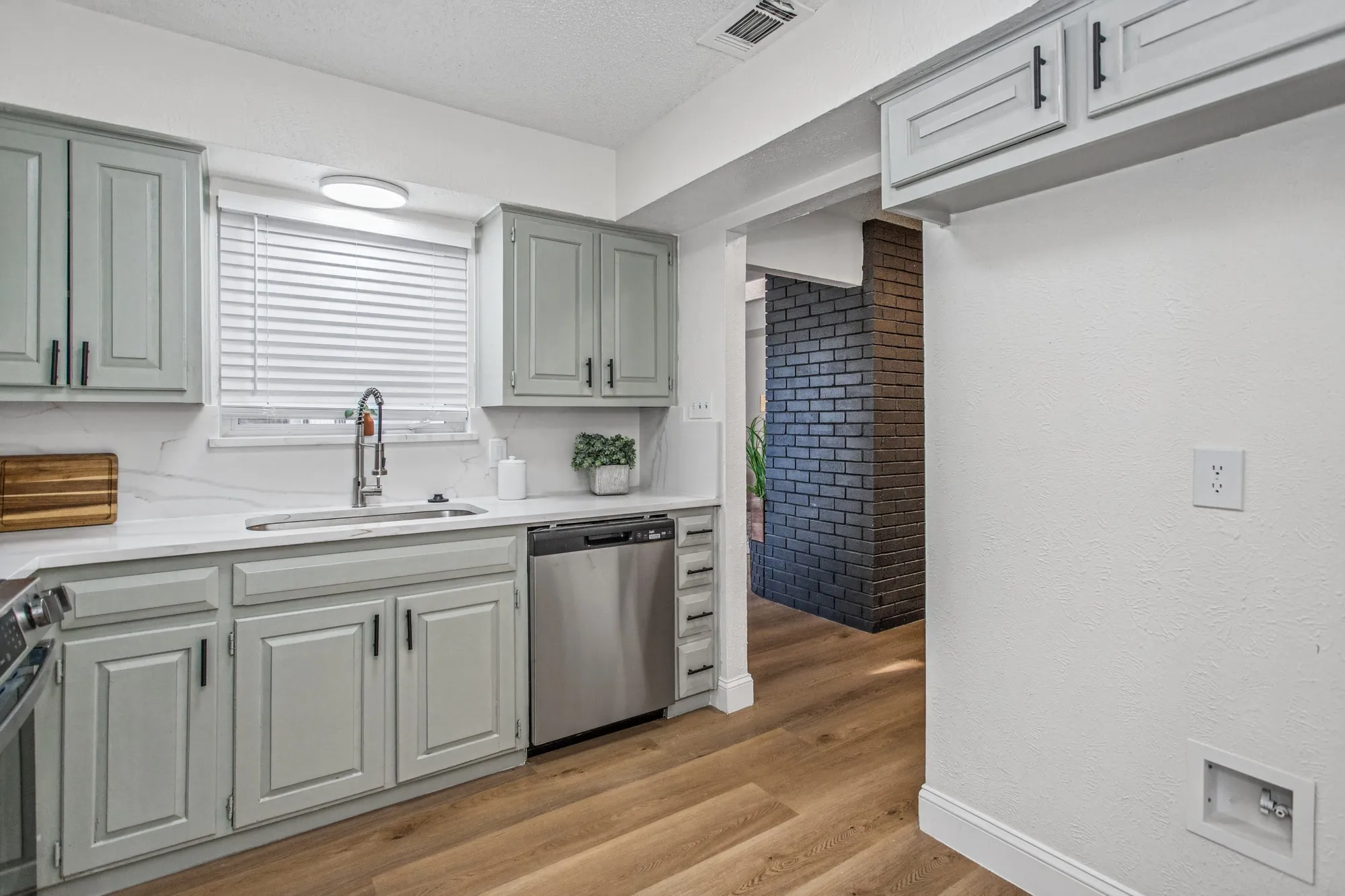 Single Family Residence For Sale in Tarrant County , 2224 Brigadoon Court, Arlington, Texas 76013, 2 Bedroom, 2 Bathroom, 2 Garage spaces, 1,243 Sqft, built in 1975, mls#21406299, Real Estate Agent in Arlington, Homes For Sale in Tarrant county, Homes For Sale in Arlington, Realtor in Arlington Texas, Real Estate Brokerage Independent Realty Texas, Luminita Cordes Realtor