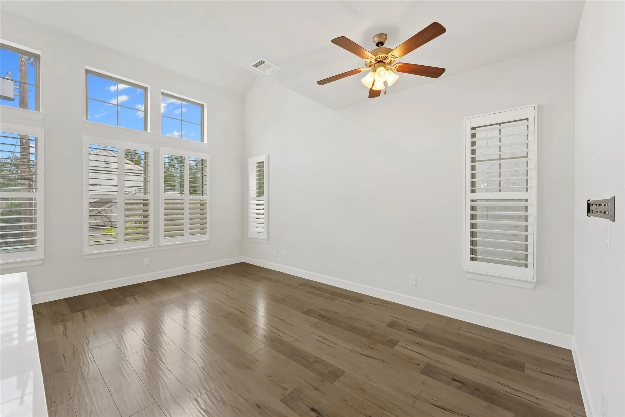 Single Family Residence For Rent in Dallas County , 5160 Brickellia Drive, Dallas, Texas 75209, 3 Bedroom, 4 Bathroom, 2 Garage spaces, 1,895 Sqft, built in 2019, mls#21411465, Real Estate Agent in Dallas, Homes For Rent in Dallas county, Homes For Rent in Dallas, Realtor in Dallas Texas, Real Estate Brokerage Independent Realty Texas, Luminita Cordes Realtor