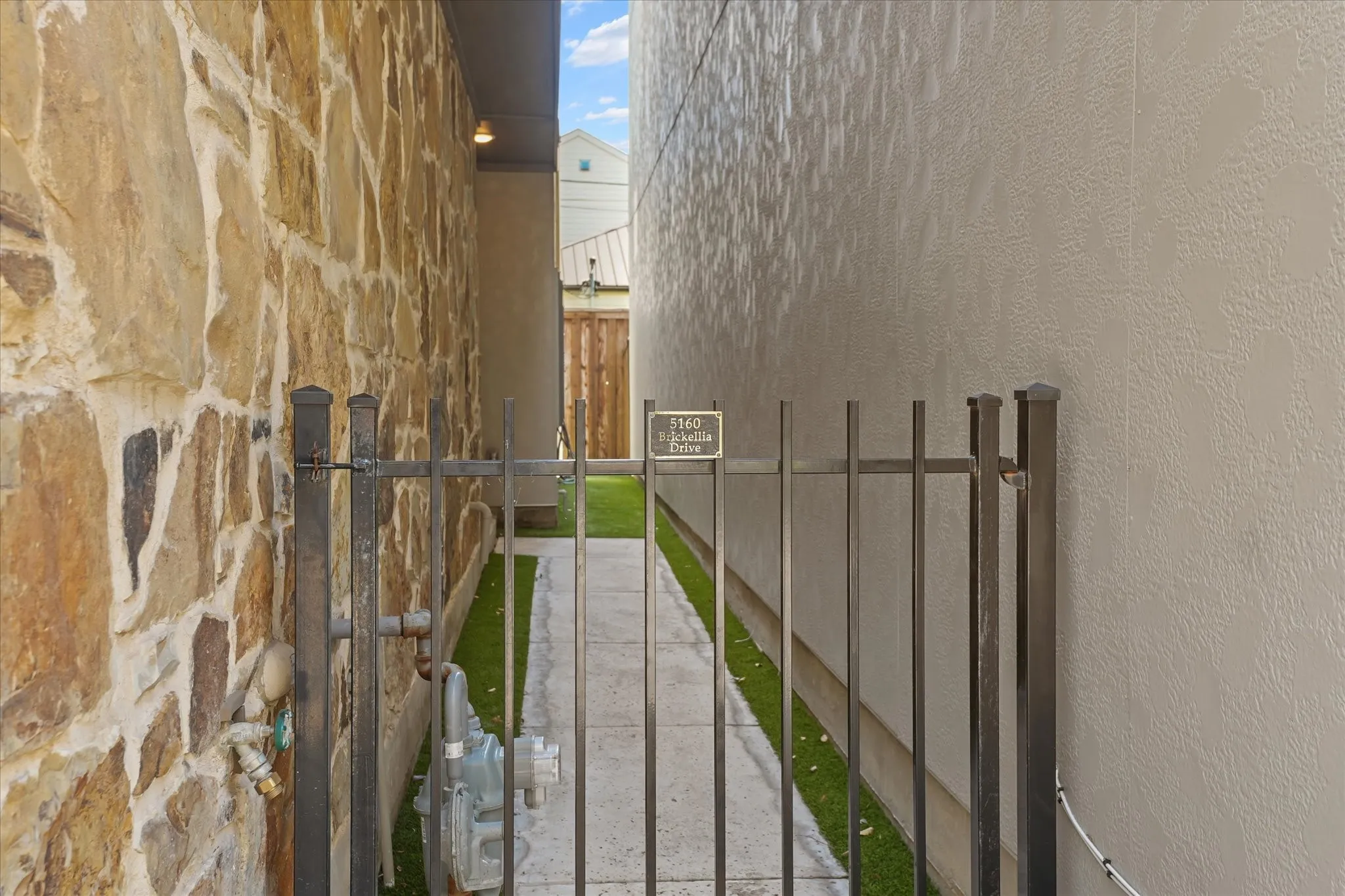 Single Family Residence For Rent in Dallas County , 5160 Brickellia Drive, Dallas, Texas 75209, 3 Bedroom, 4 Bathroom, 2 Garage spaces, 1,895 Sqft, built in 2019, mls#21411465, Real Estate Agent in Dallas, Homes For Rent in Dallas county, Homes For Rent in Dallas, Realtor in Dallas Texas, Real Estate Brokerage Independent Realty Texas, Luminita Cordes Realtor