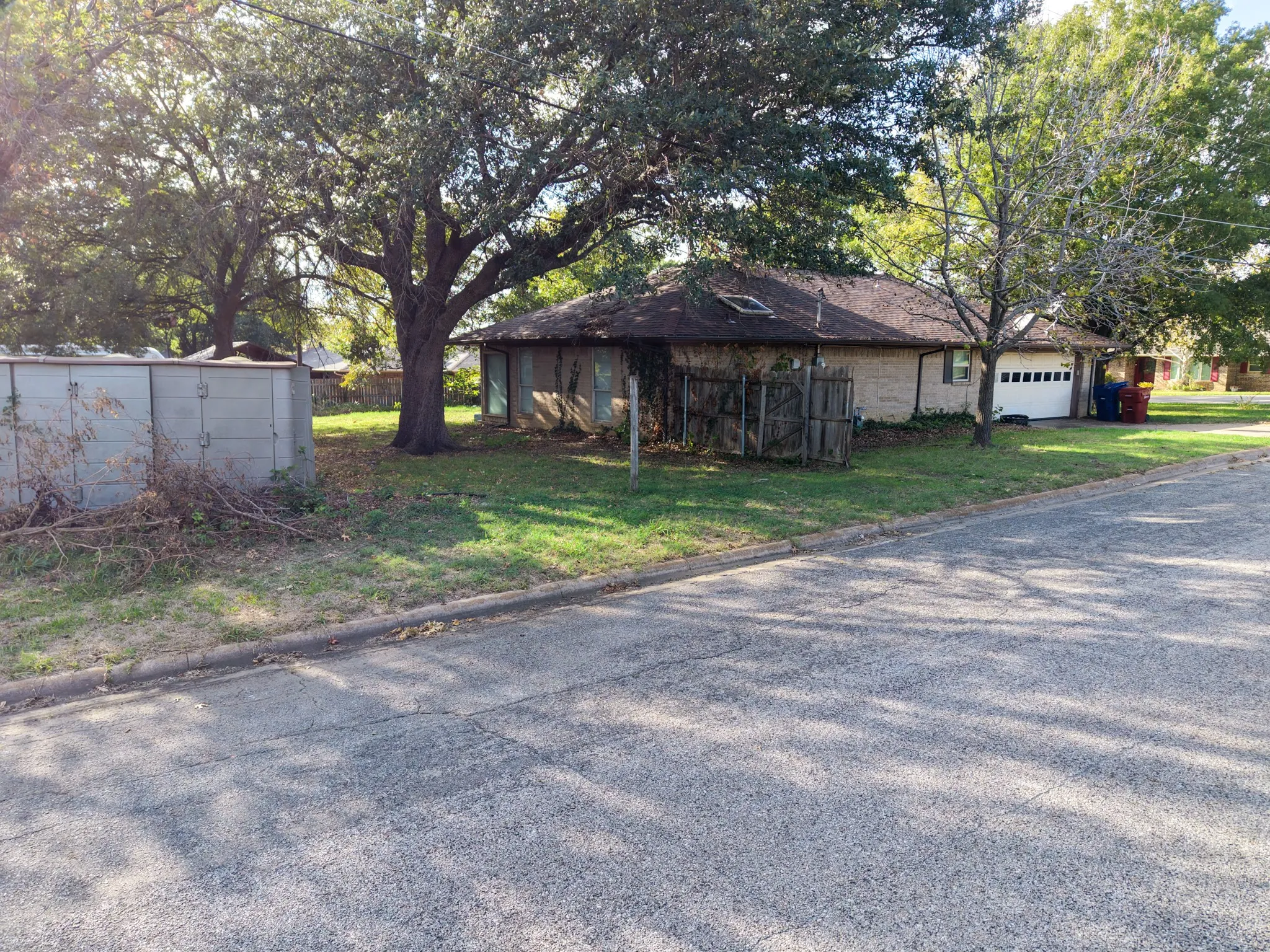 Single Family Residence For Sale in Grayson County , 1602 Idlewood Drive, Sherman, Texas 75092, 3 Bedroom, 3 Bathroom, 2 Garage spaces, 2,455 Sqft, built in 1973, mls#21411466, Real Estate Agent in Sherman, Homes For Sale in Grayson county, Homes For Sale in Sherman, Realtor in Sherman Texas, Real Estate Brokerage Independent Realty Texas, Luminita Cordes Realtor