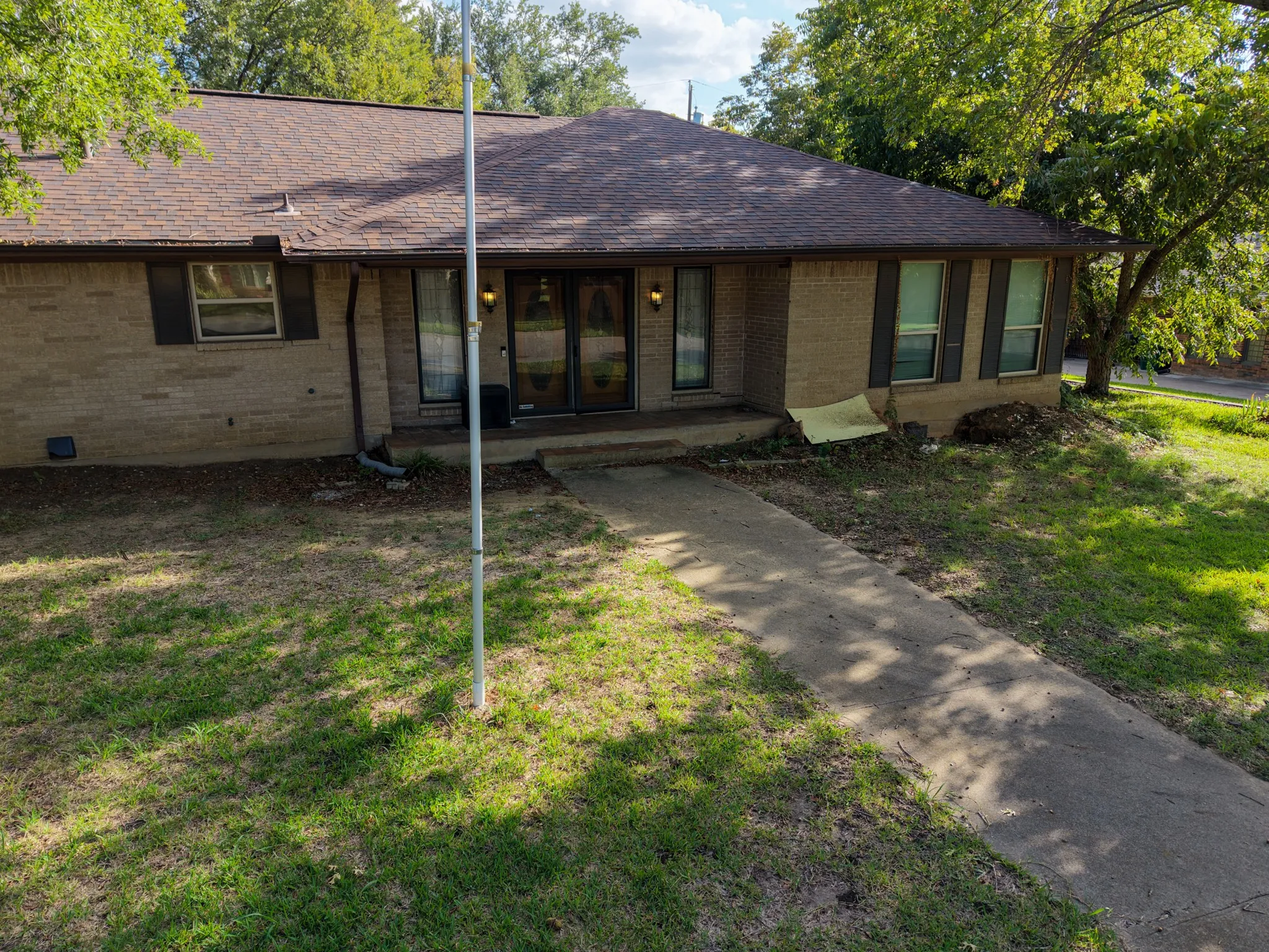 Single Family Residence For Sale in Grayson County , 1602 Idlewood Drive, Sherman, Texas 75092, 3 Bedroom, 3 Bathroom, 2 Garage spaces, 2,455 Sqft, built in 1973, mls#21411466, Real Estate Agent in Sherman, Homes For Sale in Grayson county, Homes For Sale in Sherman, Realtor in Sherman Texas, Real Estate Brokerage Independent Realty Texas, Luminita Cordes Realtor