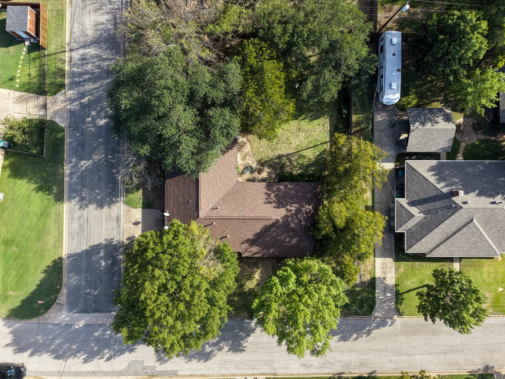 Single Family Residence For Sale in Grayson County , 1602 Idlewood Drive, Sherman, Texas 75092, 3 Bedroom, 3 Bathroom, 2 Garage spaces, 2,455 Sqft, built in 1973, mls#21411466, Real Estate Agent in Sherman, Homes For Sale in Grayson county, Homes For Sale in Sherman, Realtor in Sherman Texas, Real Estate Brokerage Independent Realty Texas, Luminita Cordes Realtor