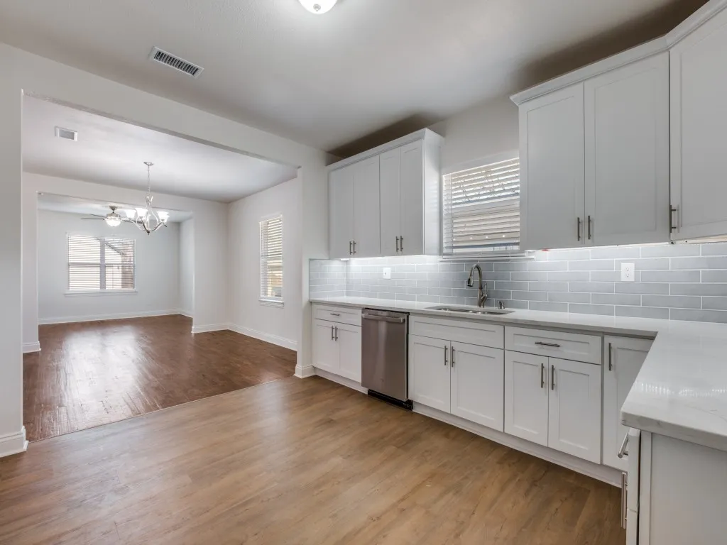 Single Family Residence For Sale in Dallas County , 4306 Jamaica Street, Dallas, Texas 75210, 3 Bedroom, 3 Bathroom, 2 Garage spaces, 1,568 Sqft, built in 1936, mls#21411468, Real Estate Agent in Dallas, Homes For Sale in Dallas county, Homes For Sale in Dallas, Realtor in Dallas Texas, Real Estate Brokerage Independent Realty Texas, Luminita Cordes Realtor