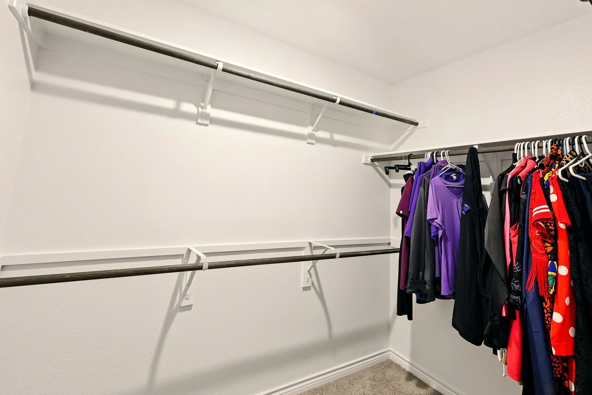Integrated closet system with shelving and hanging rods