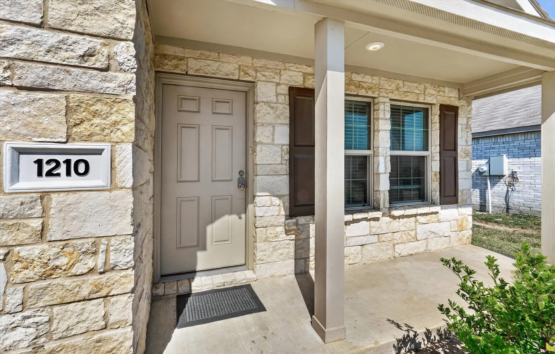 Single Family Residence For Rent in Ellis County , 1210 Wildflower Street, Ennis, Texas 75119, 3 Bedroom, 2 Bathroom, 2 Garage spaces, 1,624 Sqft, built in 2021, mls#21410664, Real Estate Agent in Ennis, Homes For Rent in Ellis county, Homes For Rent in Ennis, Realtor in Ennis Texas, Real Estate Brokerage Independent Realty Texas, Luminita Cordes Realtor