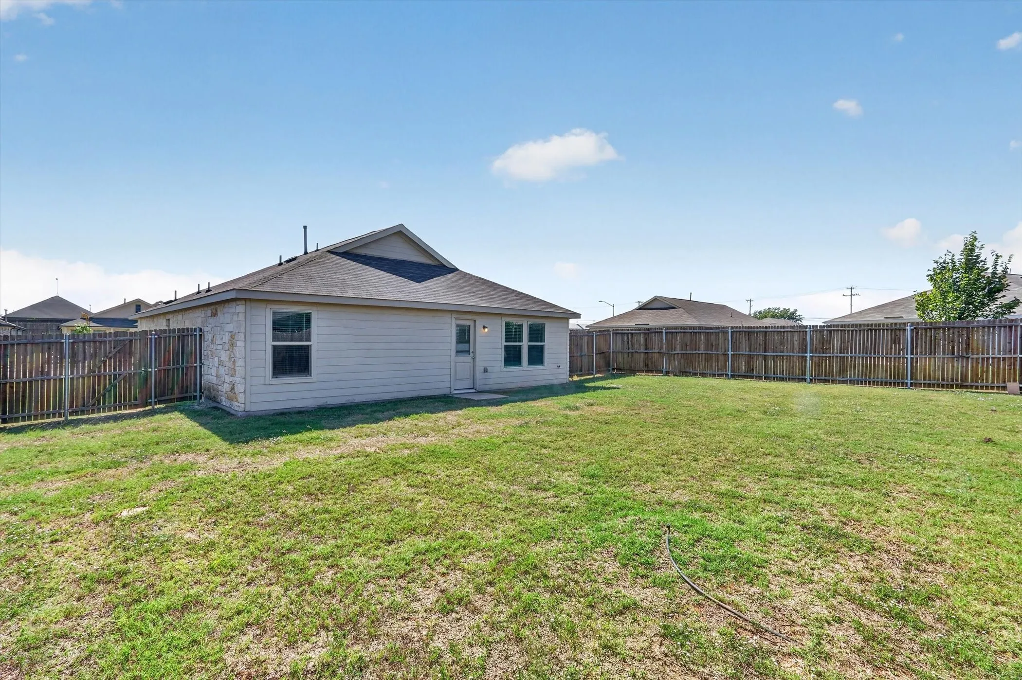 Single Family Residence For Rent in Ellis County , 1210 Wildflower Street, Ennis, Texas 75119, 3 Bedroom, 2 Bathroom, 2 Garage spaces, 1,624 Sqft, built in 2021, mls#21410664, Real Estate Agent in Ennis, Homes For Rent in Ellis county, Homes For Rent in Ennis, Realtor in Ennis Texas, Real Estate Brokerage Independent Realty Texas, Luminita Cordes Realtor