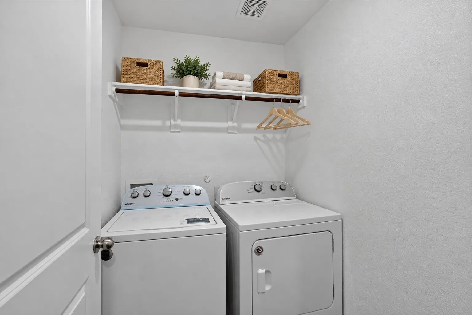 Single Family Residence For Rent in Ellis County , 1210 Wildflower Street, Ennis, Texas 75119, 3 Bedroom, 2 Bathroom, 2 Garage spaces, 1,624 Sqft, built in 2021, mls#21410664, Real Estate Agent in Ennis, Homes For Rent in Ellis county, Homes For Rent in Ennis, Realtor in Ennis Texas, Real Estate Brokerage Independent Realty Texas, Luminita Cordes Realtor