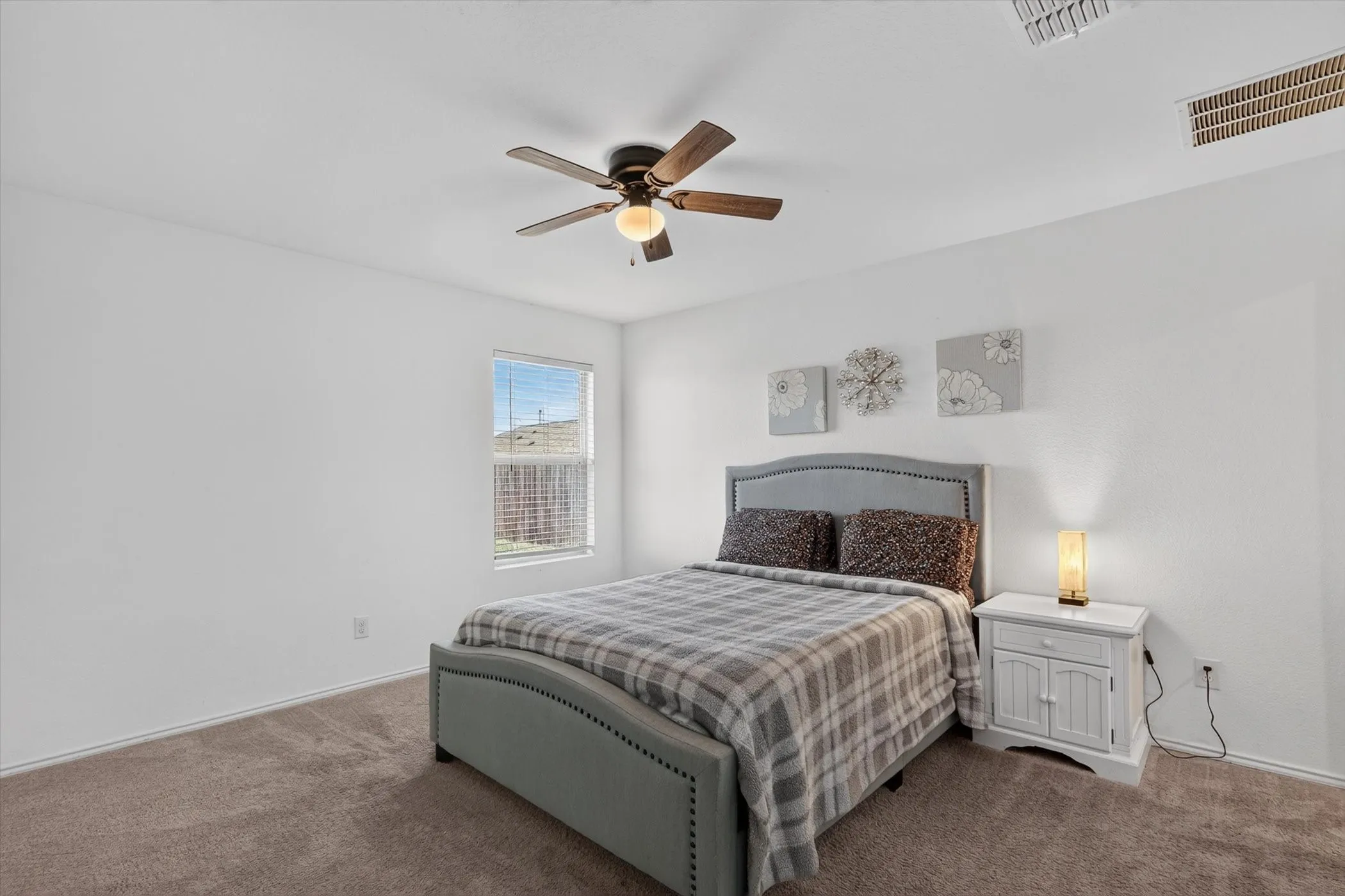 Single Family Residence For Rent in Ellis County , 1210 Wildflower Street, Ennis, Texas 75119, 3 Bedroom, 2 Bathroom, 2 Garage spaces, 1,624 Sqft, built in 2021, mls#21410664, Real Estate Agent in Ennis, Homes For Rent in Ellis county, Homes For Rent in Ennis, Realtor in Ennis Texas, Real Estate Brokerage Independent Realty Texas, Luminita Cordes Realtor