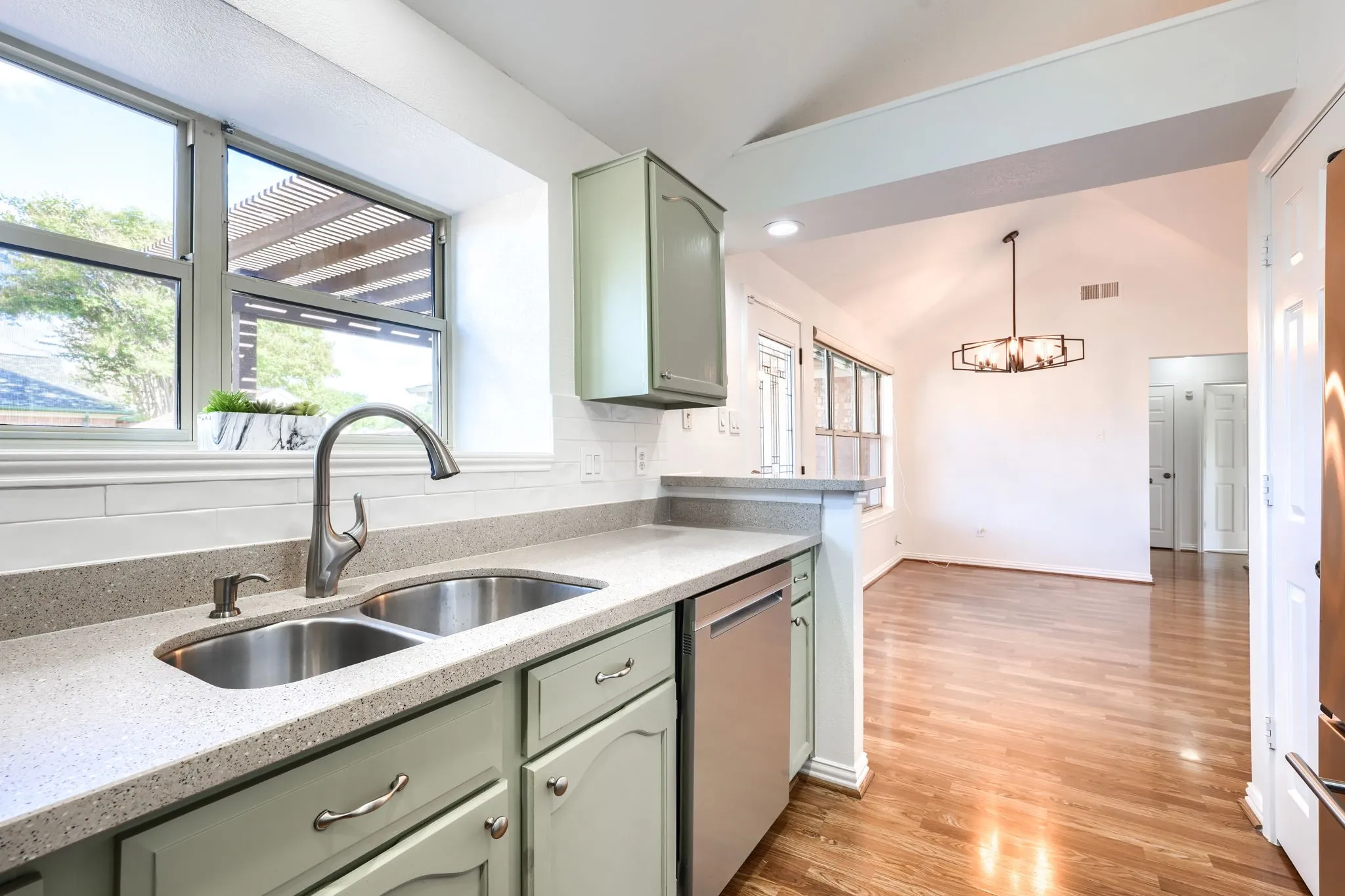 Single Family Residence For Sale in Dallas County , 446 Phillips Drive, Coppell, Texas 75019, 3 Bedroom, 2 Bathroom, 2 Garage spaces, 1,377 Sqft, built in 1986, mls#21409619, Real Estate Agent in Coppell, Homes For Sale in Dallas county, Homes For Sale in Coppell, Realtor in Coppell Texas, Real Estate Brokerage Independent Realty Texas, Luminita Cordes Realtor