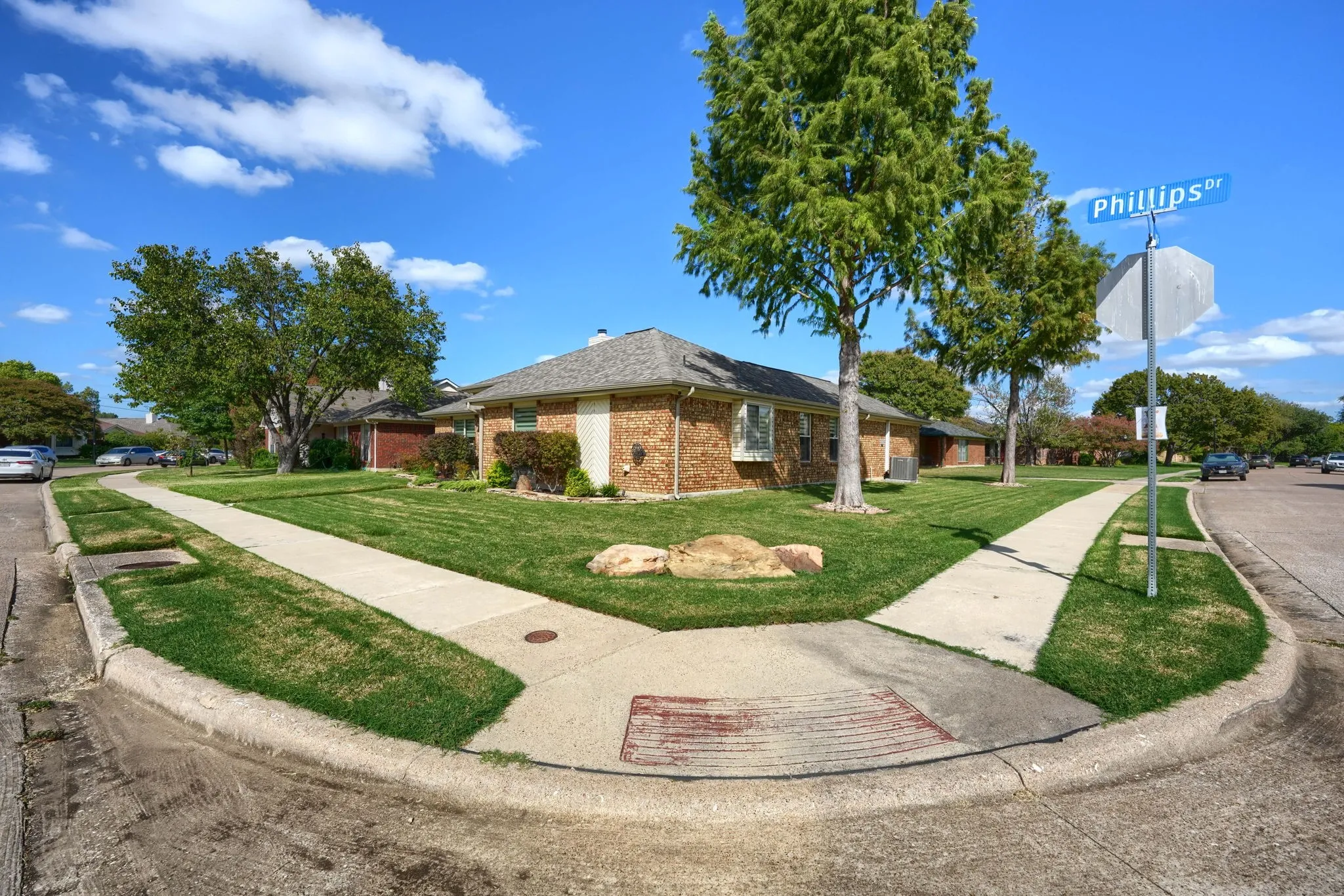 Beautiful Neighborhood -Corner House!