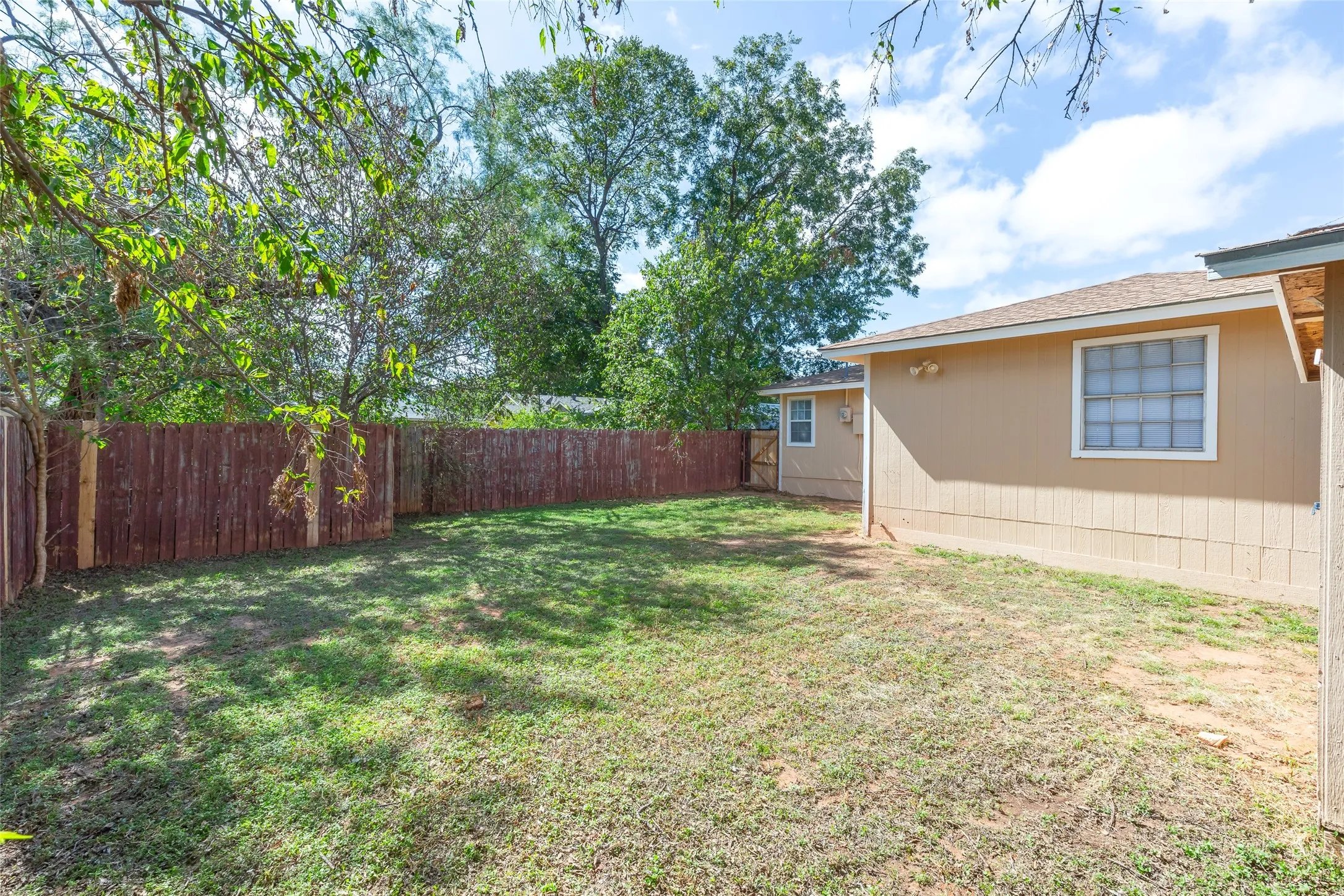 Single Family Residence For Sale in Taylor County , 281 Clyde Street, Abilene, Texas 79605, 3 Bedroom, 3 Bathroom, Garage spaces, 1,416 Sqft, built in 1951, mls#21410385, Real Estate Agent in Abilene, Homes For Sale in Taylor county, Homes For Sale in Abilene, Realtor in Abilene Texas, Real Estate Brokerage Independent Realty Texas, Luminita Cordes Realtor