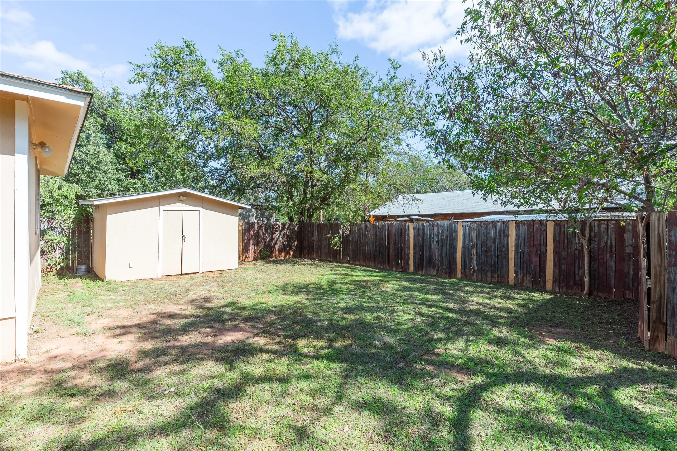 Single Family Residence For Sale in Taylor County , 281 Clyde Street, Abilene, Texas 79605, 3 Bedroom, 3 Bathroom, Garage spaces, 1,416 Sqft, built in 1951, mls#21410385, Real Estate Agent in Abilene, Homes For Sale in Taylor county, Homes For Sale in Abilene, Realtor in Abilene Texas, Real Estate Brokerage Independent Realty Texas, Luminita Cordes Realtor