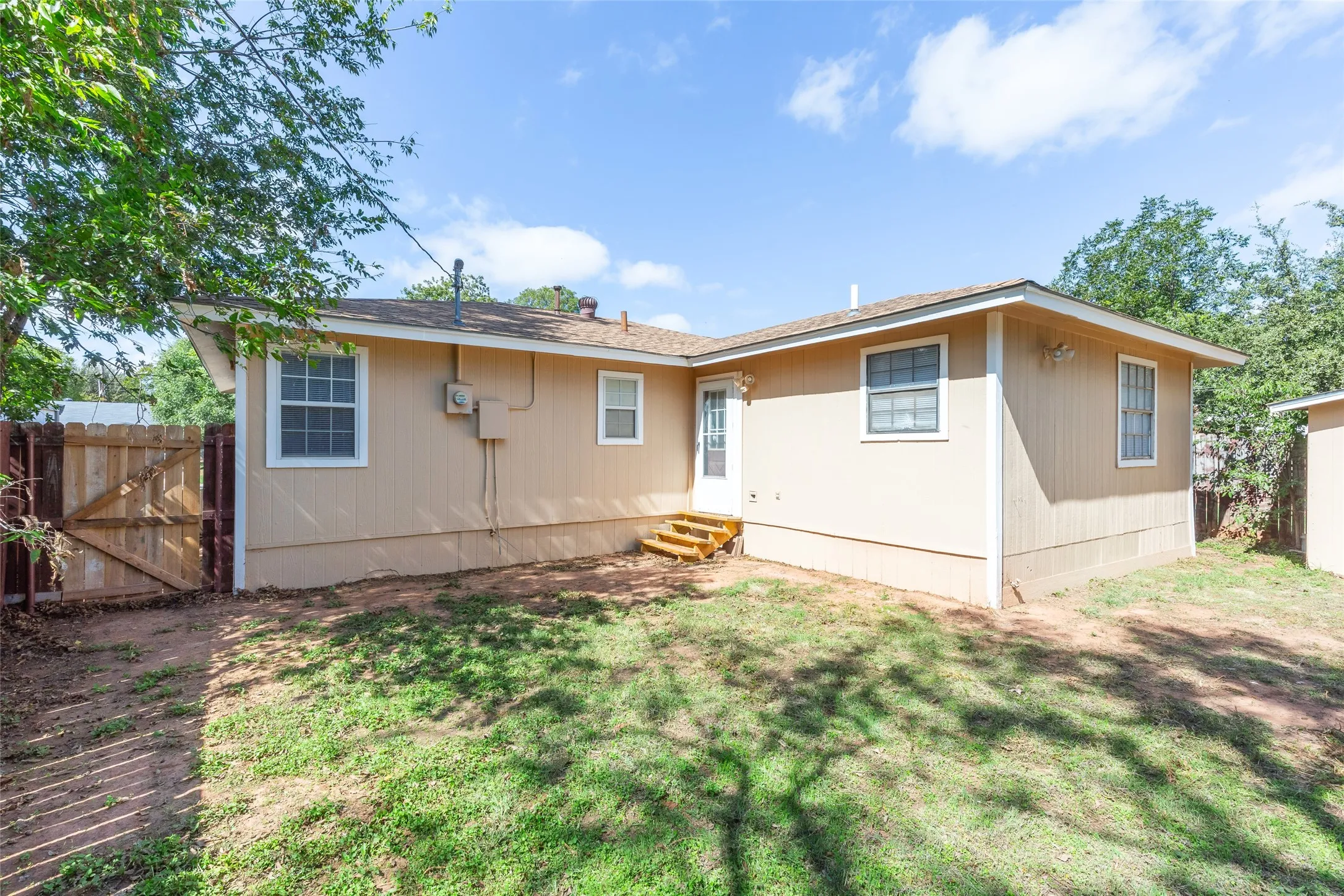 Single Family Residence For Sale in Taylor County , 281 Clyde Street, Abilene, Texas 79605, 3 Bedroom, 3 Bathroom, Garage spaces, 1,416 Sqft, built in 1951, mls#21410385, Real Estate Agent in Abilene, Homes For Sale in Taylor county, Homes For Sale in Abilene, Realtor in Abilene Texas, Real Estate Brokerage Independent Realty Texas, Luminita Cordes Realtor