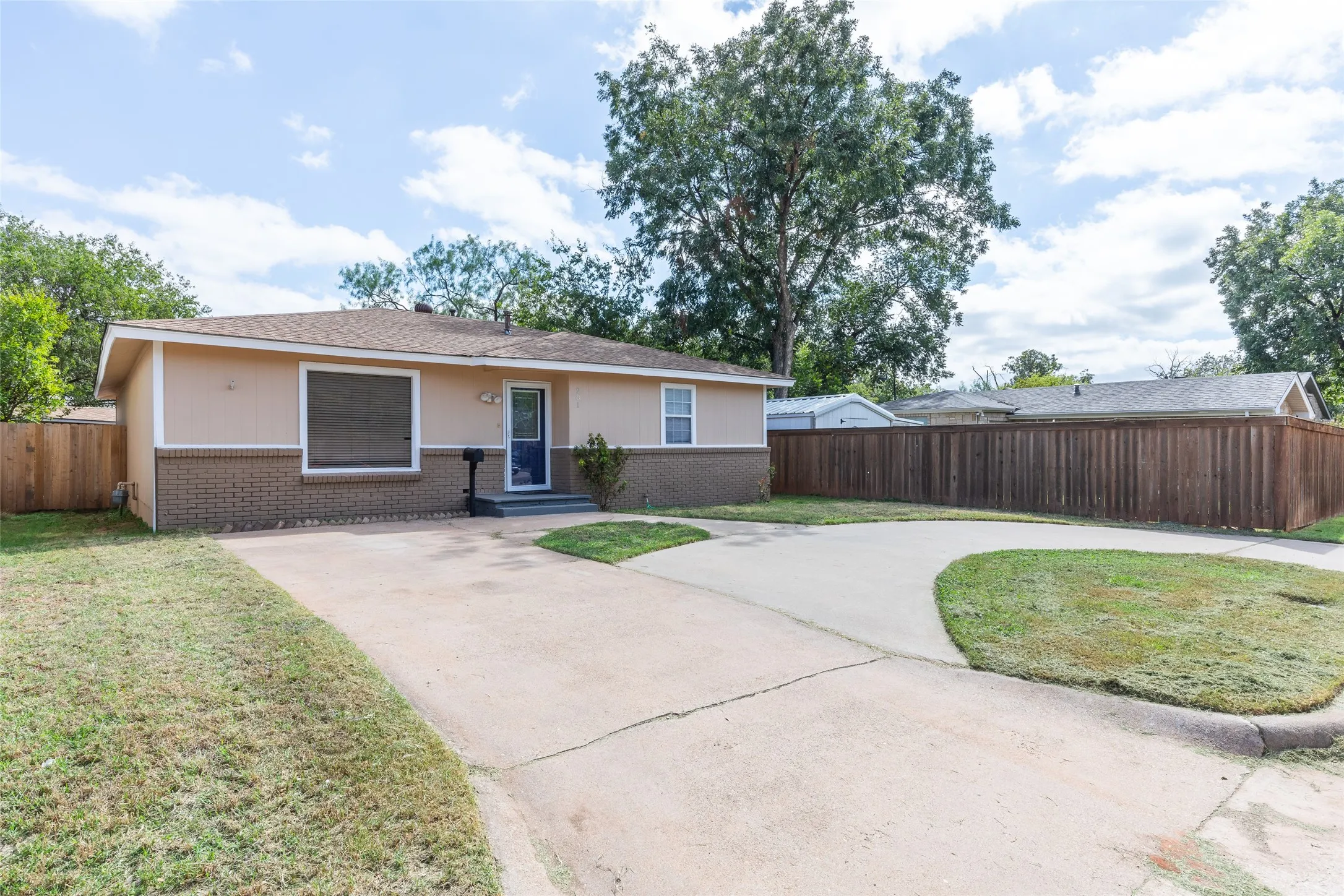 Single Family Residence For Sale in Taylor County , 281 Clyde Street, Abilene, Texas 79605, 3 Bedroom, 3 Bathroom, Garage spaces, 1,416 Sqft, built in 1951, mls#21410385, Real Estate Agent in Abilene, Homes For Sale in Taylor county, Homes For Sale in Abilene, Realtor in Abilene Texas, Real Estate Brokerage Independent Realty Texas, Luminita Cordes Realtor