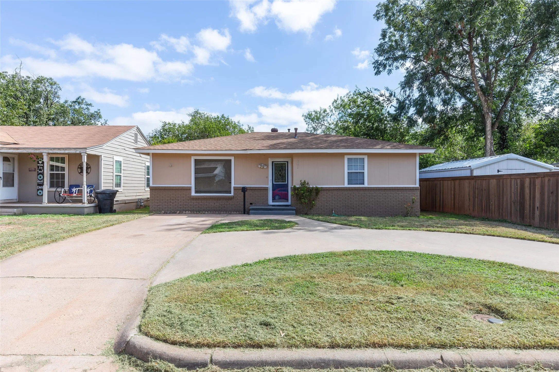 Single Family Residence For Sale in Taylor County , 281 Clyde Street, Abilene, Texas 79605, 3 Bedroom, 3 Bathroom, Garage spaces, 1,416 Sqft, built in 1951, mls#21410385, Real Estate Agent in Abilene, Homes For Sale in Taylor county, Homes For Sale in Abilene, Realtor in Abilene Texas, Real Estate Brokerage Independent Realty Texas, Luminita Cordes Realtor