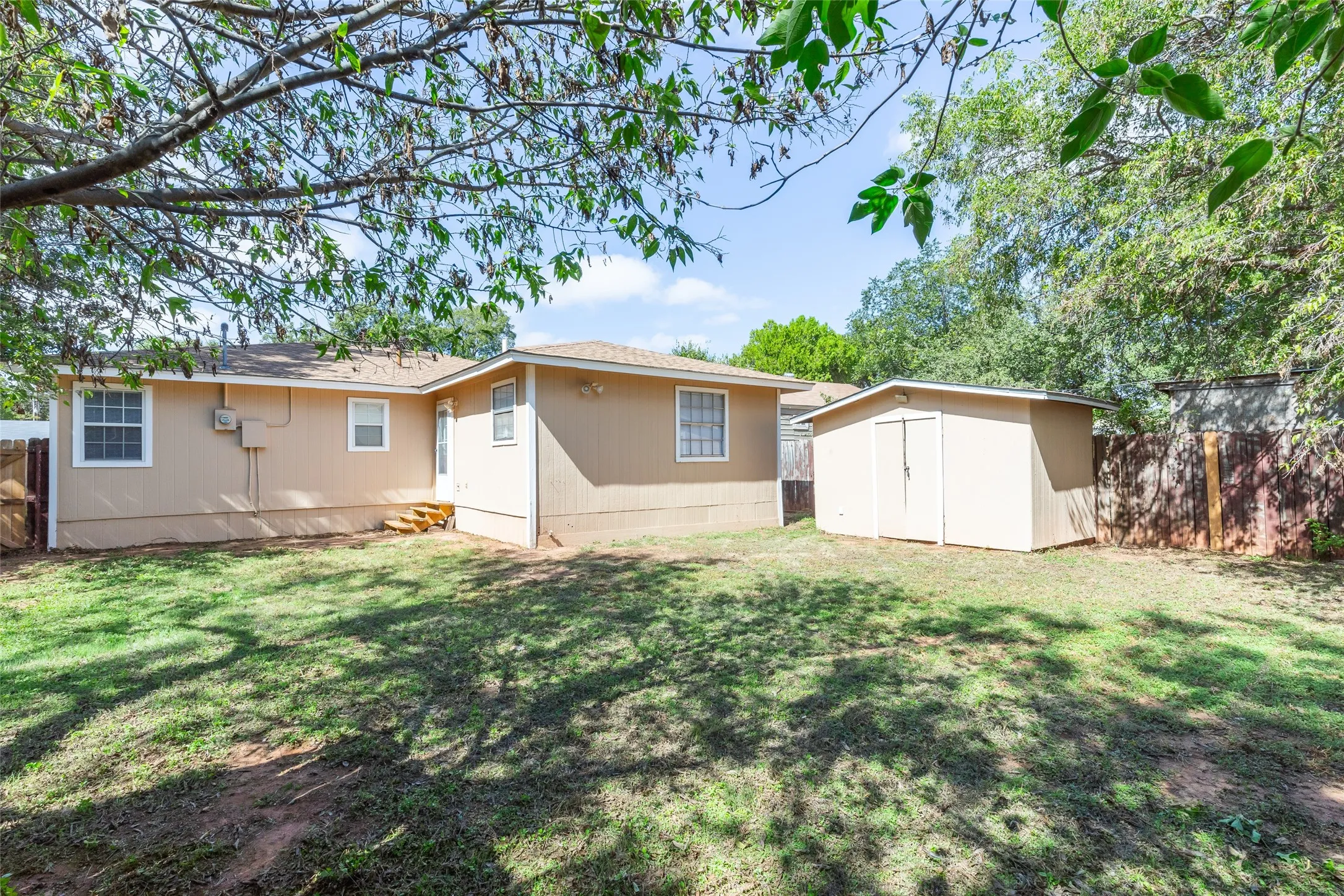 Single Family Residence For Sale in Taylor County , 281 Clyde Street, Abilene, Texas 79605, 3 Bedroom, 3 Bathroom, Garage spaces, 1,416 Sqft, built in 1951, mls#21410385, Real Estate Agent in Abilene, Homes For Sale in Taylor county, Homes For Sale in Abilene, Realtor in Abilene Texas, Real Estate Brokerage Independent Realty Texas, Luminita Cordes Realtor