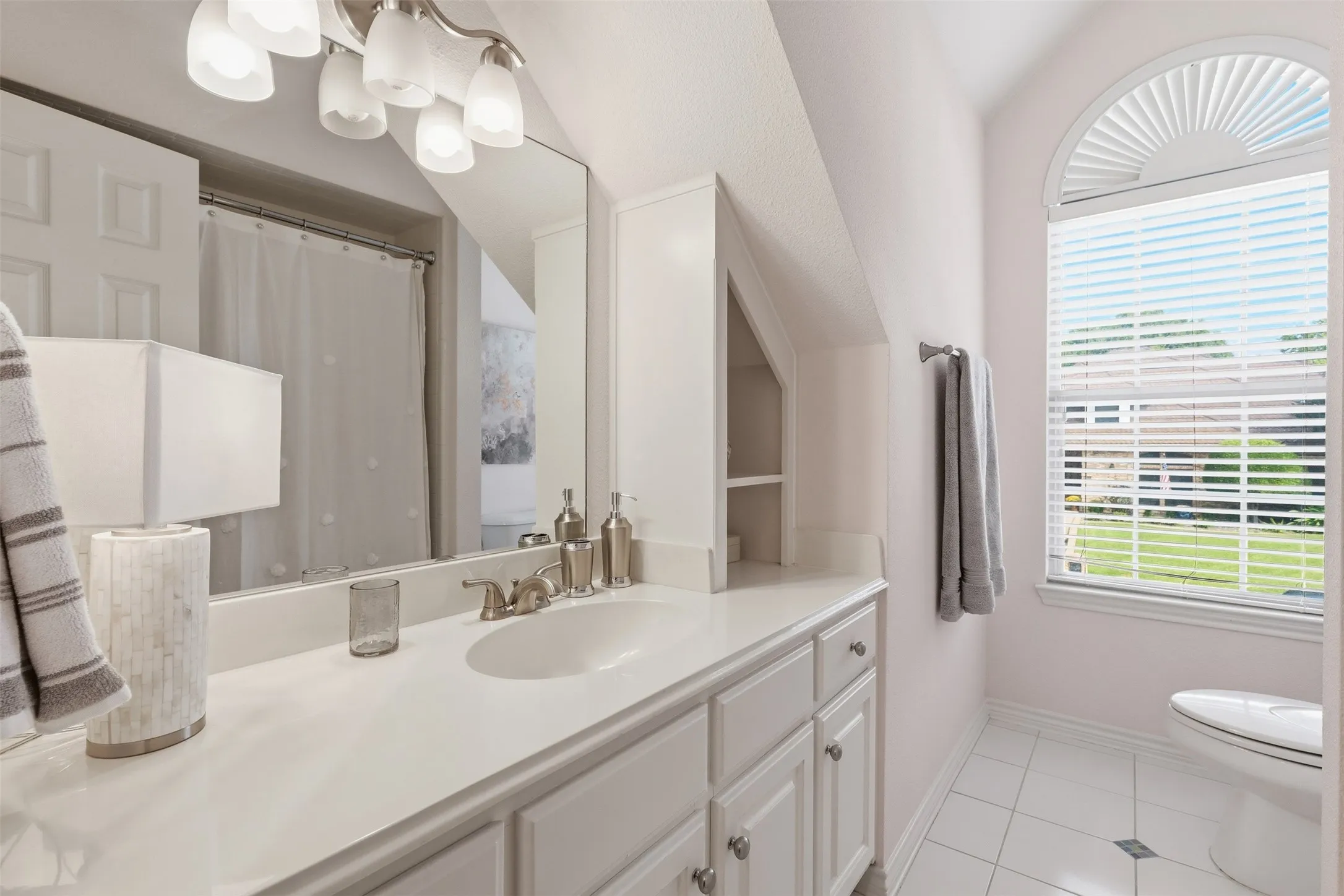 Jack and Jill bath between upstairs bedrooms