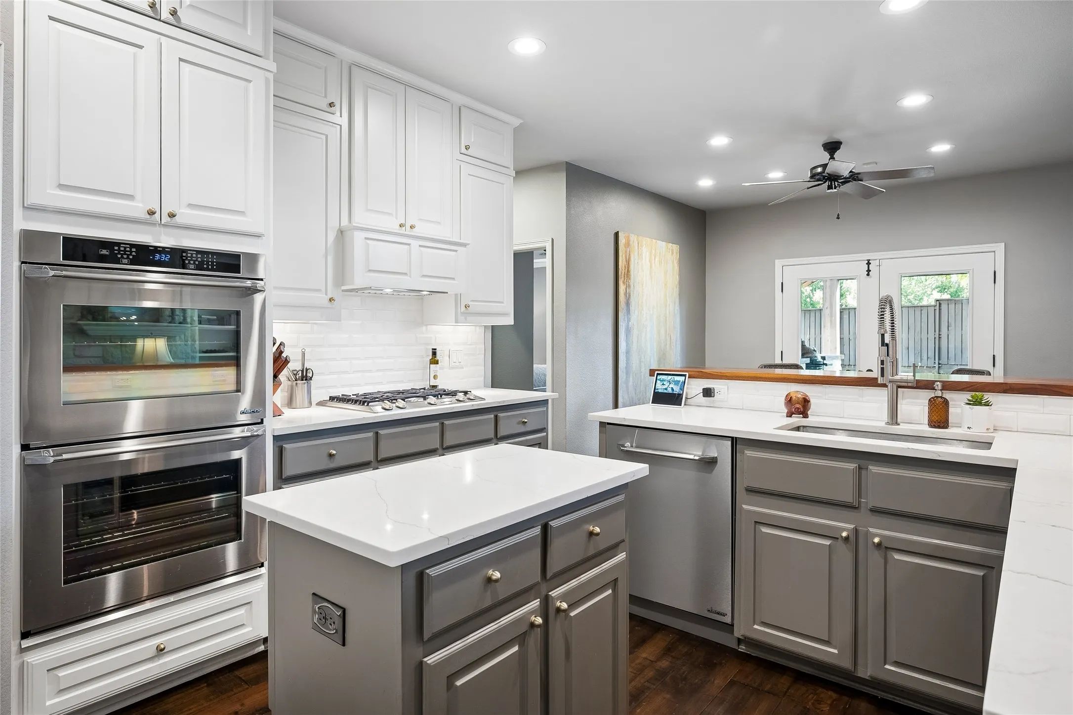 Double Stove, Microwave in​​‌​​​​‌​​‌‌​‌‌​​​‌‌​‌​‌​‌​​​‌​​ Island