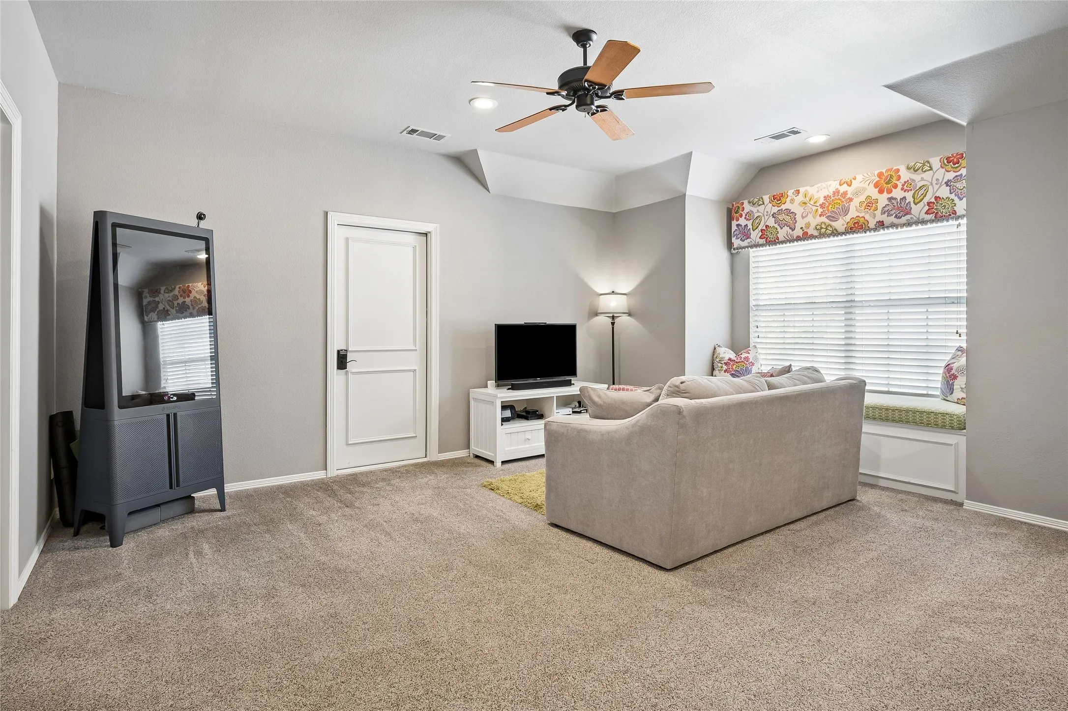 Single Family Residence For Sale in Tarrant County , 711 Wyndsor Creek Drive, Southlake, Texas 76092, 5 Bedroom, 4 Bathroom, 3 Garage spaces, 4,024 Sqft, built in 1997, mls#21408947, Real Estate Agent in Southlake, Homes For Sale in Tarrant county, Homes For Sale in Southlake, Realtor in Southlake Texas, Real Estate Brokerage Independent Realty Texas, Luminita Cordes Realtor