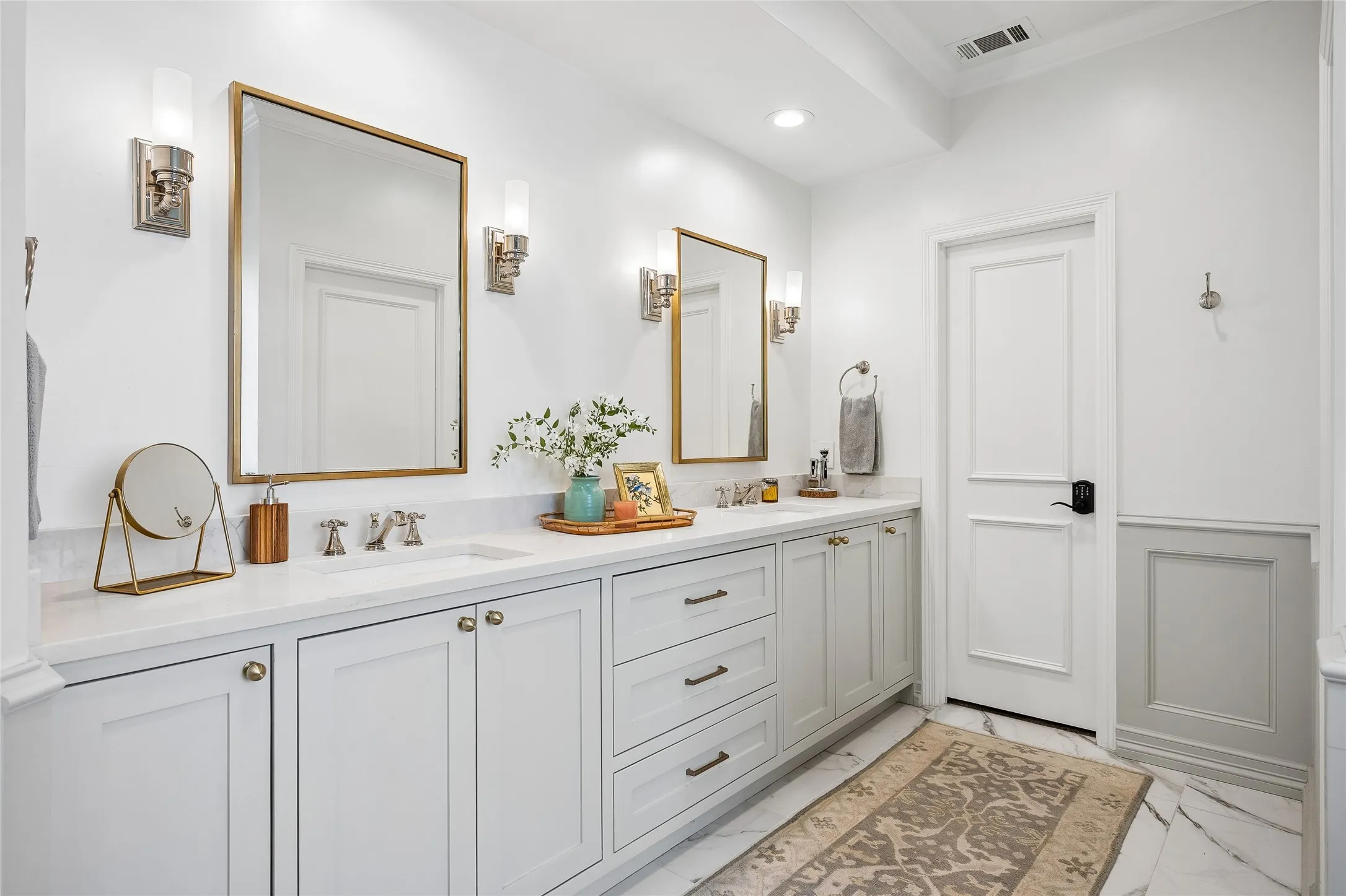 Single Family Residence For Sale in Tarrant County , 711 Wyndsor Creek Drive, Southlake, Texas 76092, 5 Bedroom, 4 Bathroom, 3 Garage spaces, 4,024 Sqft, built in 1997, mls#21408947, Real Estate Agent in Southlake, Homes For Sale in Tarrant county, Homes For Sale in Southlake, Realtor in Southlake Texas, Real Estate Brokerage Independent Realty Texas, Luminita Cordes Realtor