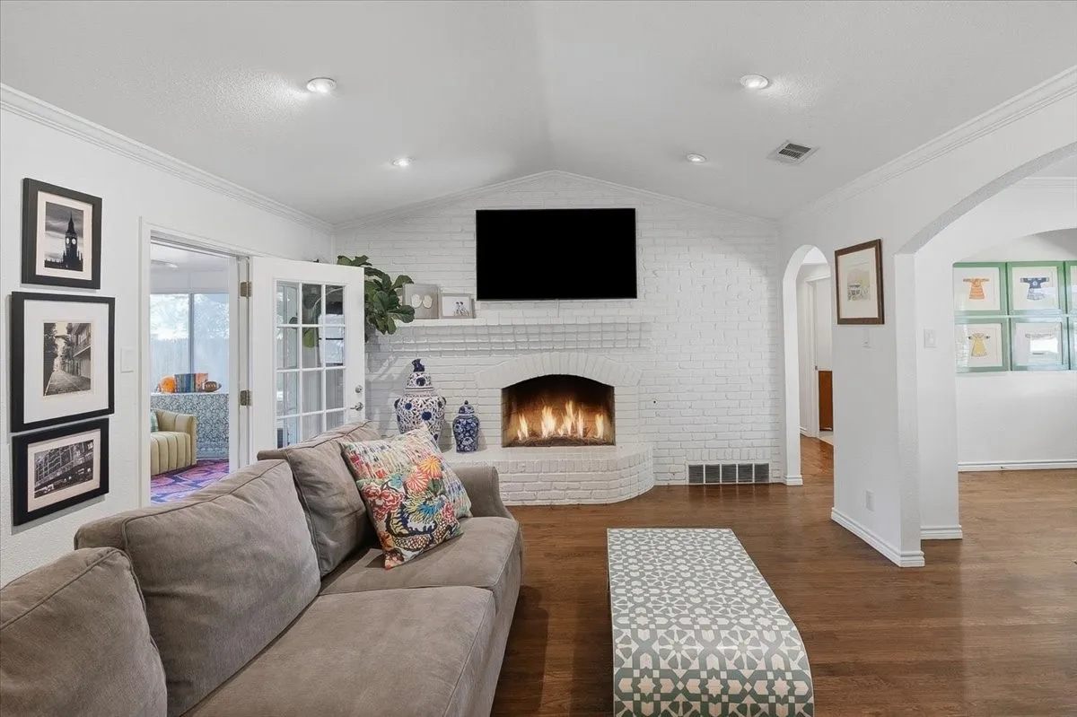 Single Family Residence For Sale in Tarrant County , 4617 Cloudview Road, Fort Worth, Texas 76109, 3 Bedroom, 3 Bathroom, 2 Garage spaces, 2,079 Sqft, built in 1964, mls#21408023, Real Estate Agent in Fort Worth, Homes For Sale in Tarrant county, Homes For Sale in Fort Worth, Realtor in Fort Worth Texas, Real Estate Brokerage Independent Realty Texas, Luminita Cordes Realtor