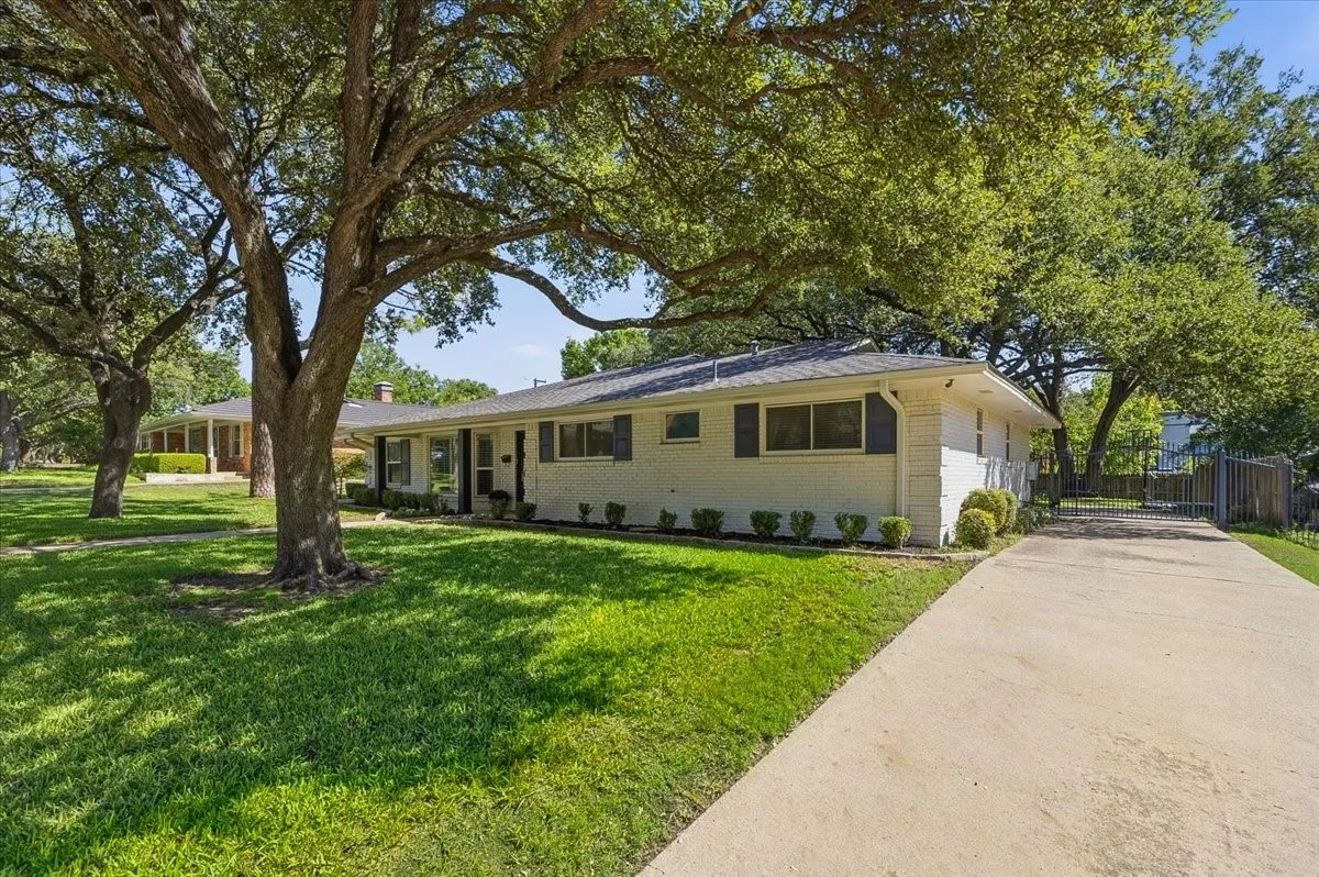 Single Family Residence For Sale in Tarrant County , 4617 Cloudview Road, Fort Worth, Texas 76109, 3 Bedroom, 3 Bathroom, 2 Garage spaces, 2,079 Sqft, built in 1964, mls#21408023, Real Estate Agent in Fort Worth, Homes For Sale in Tarrant county, Homes For Sale in Fort Worth, Realtor in Fort Worth Texas, Real Estate Brokerage Independent Realty Texas, Luminita Cordes Realtor