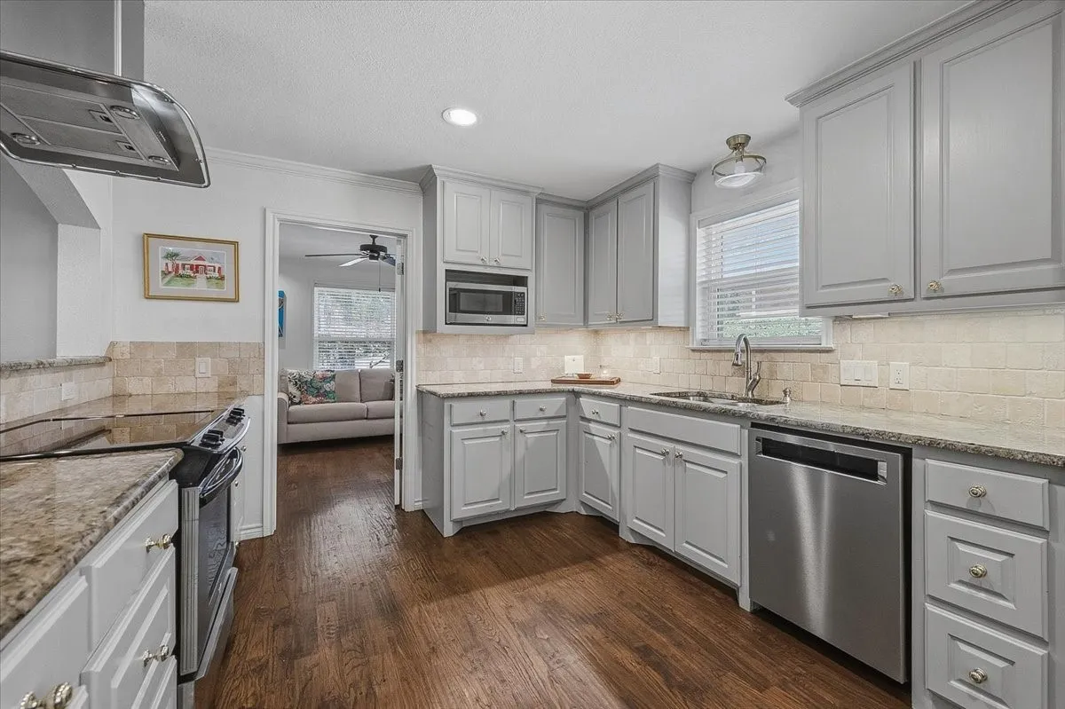 Single Family Residence For Sale in Tarrant County , 4617 Cloudview Road, Fort Worth, Texas 76109, 3 Bedroom, 3 Bathroom, 2 Garage spaces, 2,079 Sqft, built in 1964, mls#21408023, Real Estate Agent in Fort Worth, Homes For Sale in Tarrant county, Homes For Sale in Fort Worth, Realtor in Fort Worth Texas, Real Estate Brokerage Independent Realty Texas, Luminita Cordes Realtor