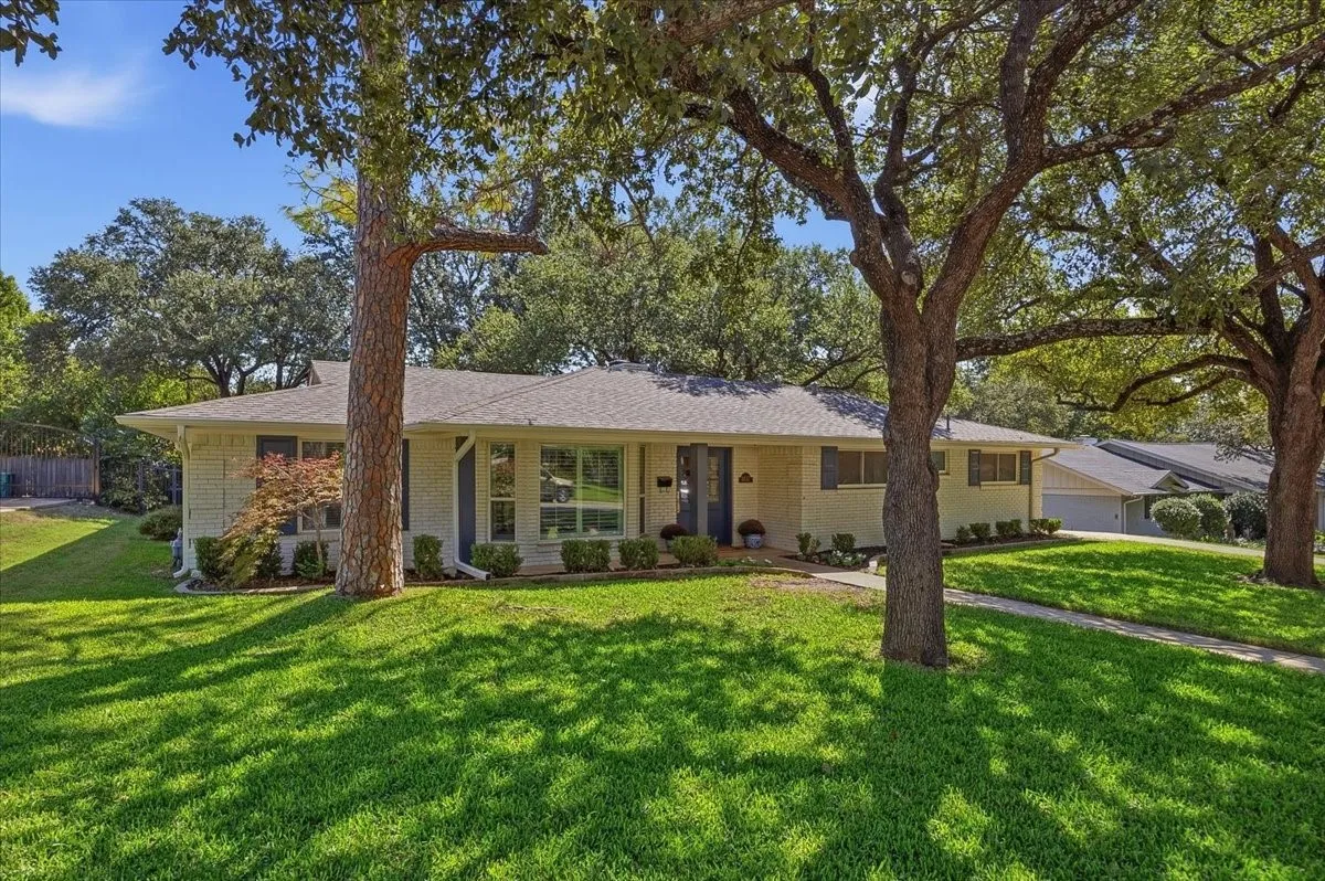 Single Family Residence For Sale in Tarrant County , 4617 Cloudview Road, Fort Worth, Texas 76109, 3 Bedroom, 3 Bathroom, 2 Garage spaces, 2,079 Sqft, built in 1964, mls#21408023, Real Estate Agent in Fort Worth, Homes For Sale in Tarrant county, Homes For Sale in Fort Worth, Realtor in Fort Worth Texas, Real Estate Brokerage Independent Realty Texas, Luminita Cordes Realtor