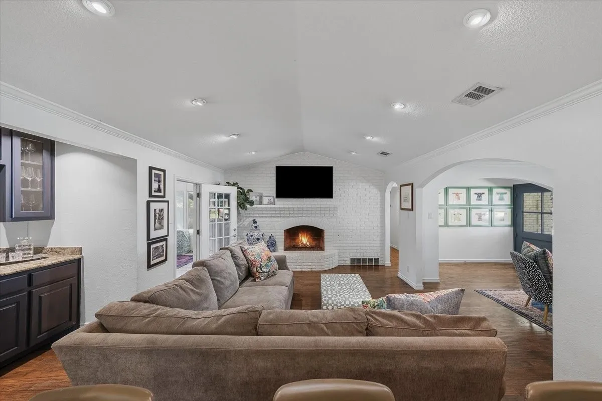 Single Family Residence For Sale in Tarrant County , 4617 Cloudview Road, Fort Worth, Texas 76109, 3 Bedroom, 3 Bathroom, 2 Garage spaces, 2,079 Sqft, built in 1964, mls#21408023, Real Estate Agent in Fort Worth, Homes For Sale in Tarrant county, Homes For Sale in Fort Worth, Realtor in Fort Worth Texas, Real Estate Brokerage Independent Realty Texas, Luminita Cordes Realtor