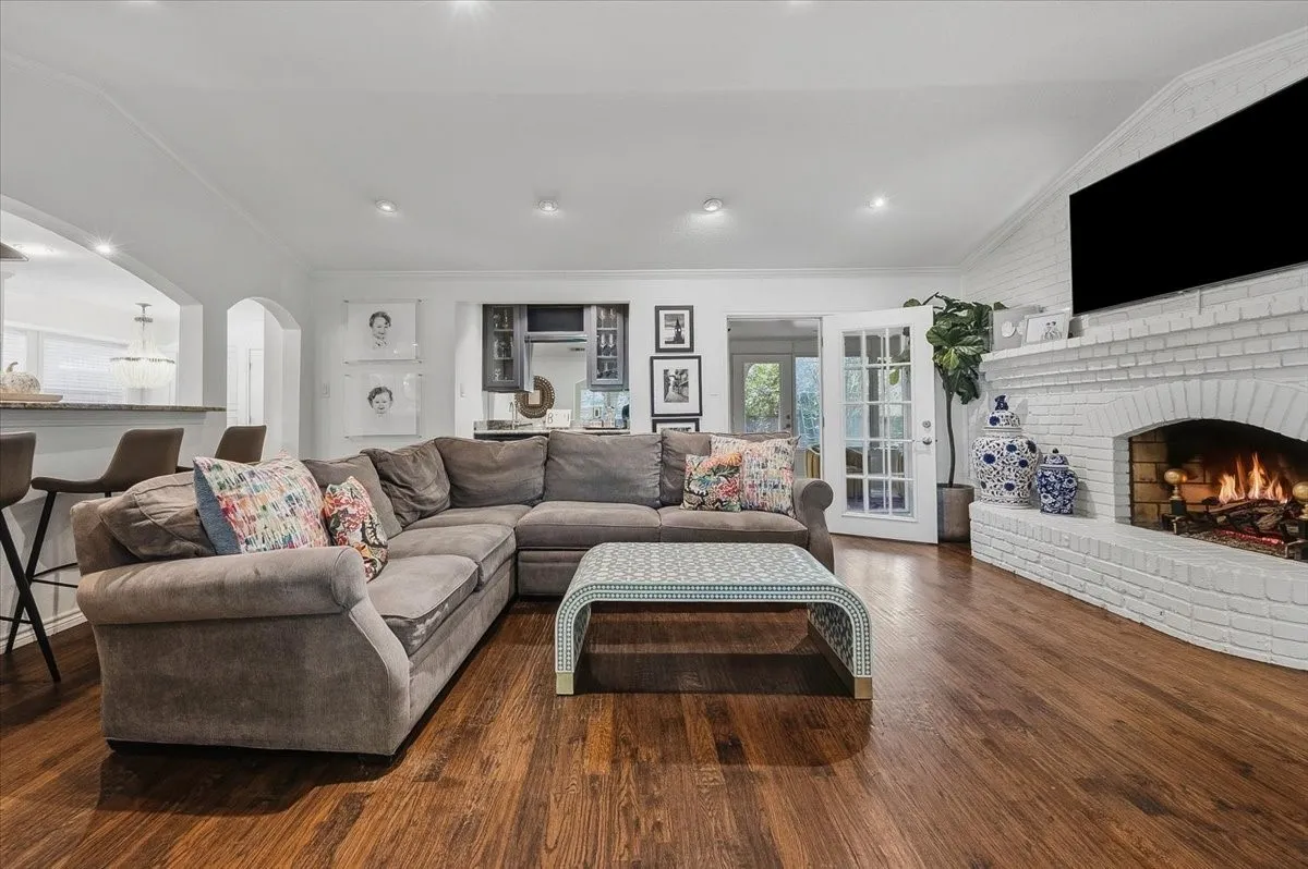 Single Family Residence For Sale in Tarrant County , 4617 Cloudview Road, Fort Worth, Texas 76109, 3 Bedroom, 3 Bathroom, 2 Garage spaces, 2,079 Sqft, built in 1964, mls#21408023, Real Estate Agent in Fort Worth, Homes For Sale in Tarrant county, Homes For Sale in Fort Worth, Realtor in Fort Worth Texas, Real Estate Brokerage Independent Realty Texas, Luminita Cordes Realtor