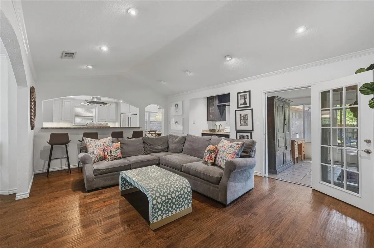 Single Family Residence For Sale in Tarrant County , 4617 Cloudview Road, Fort Worth, Texas 76109, 3 Bedroom, 3 Bathroom, 2 Garage spaces, 2,079 Sqft, built in 1964, mls#21408023, Real Estate Agent in Fort Worth, Homes For Sale in Tarrant county, Homes For Sale in Fort Worth, Realtor in Fort Worth Texas, Real Estate Brokerage Independent Realty Texas, Luminita Cordes Realtor