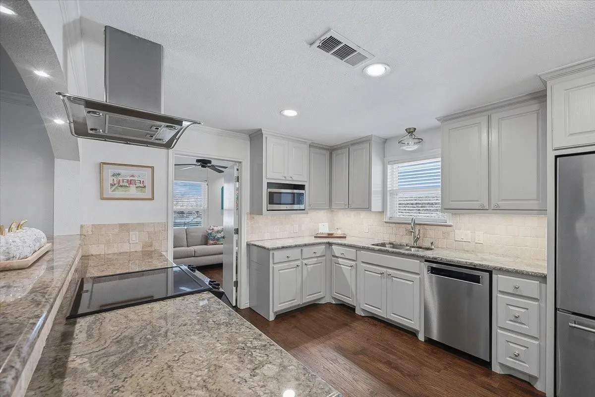 Single Family Residence For Sale in Tarrant County , 4617 Cloudview Road, Fort Worth, Texas 76109, 3 Bedroom, 3 Bathroom, 2 Garage spaces, 2,079 Sqft, built in 1964, mls#21408023, Real Estate Agent in Fort Worth, Homes For Sale in Tarrant county, Homes For Sale in Fort Worth, Realtor in Fort Worth Texas, Real Estate Brokerage Independent Realty Texas, Luminita Cordes Realtor