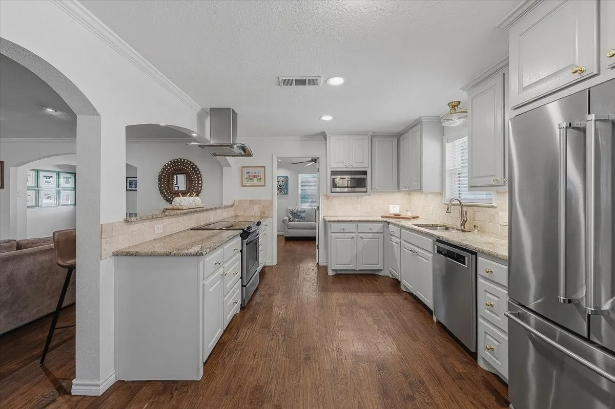 Single Family Residence For Sale in Tarrant County , 4617 Cloudview Road, Fort Worth, Texas 76109, 3 Bedroom, 3 Bathroom, 2 Garage spaces, 2,079 Sqft, built in 1964, mls#21408023, Real Estate Agent in Fort Worth, Homes For Sale in Tarrant county, Homes For Sale in Fort Worth, Realtor in Fort Worth Texas, Real Estate Brokerage Independent Realty Texas, Luminita Cordes Realtor