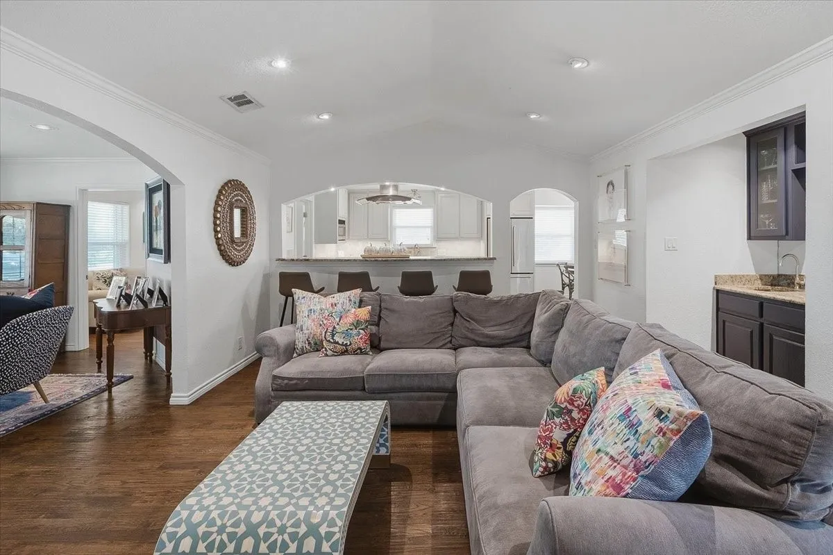 Single Family Residence For Sale in Tarrant County , 4617 Cloudview Road, Fort Worth, Texas 76109, 3 Bedroom, 3 Bathroom, 2 Garage spaces, 2,079 Sqft, built in 1964, mls#21408023, Real Estate Agent in Fort Worth, Homes For Sale in Tarrant county, Homes For Sale in Fort Worth, Realtor in Fort Worth Texas, Real Estate Brokerage Independent Realty Texas, Luminita Cordes Realtor