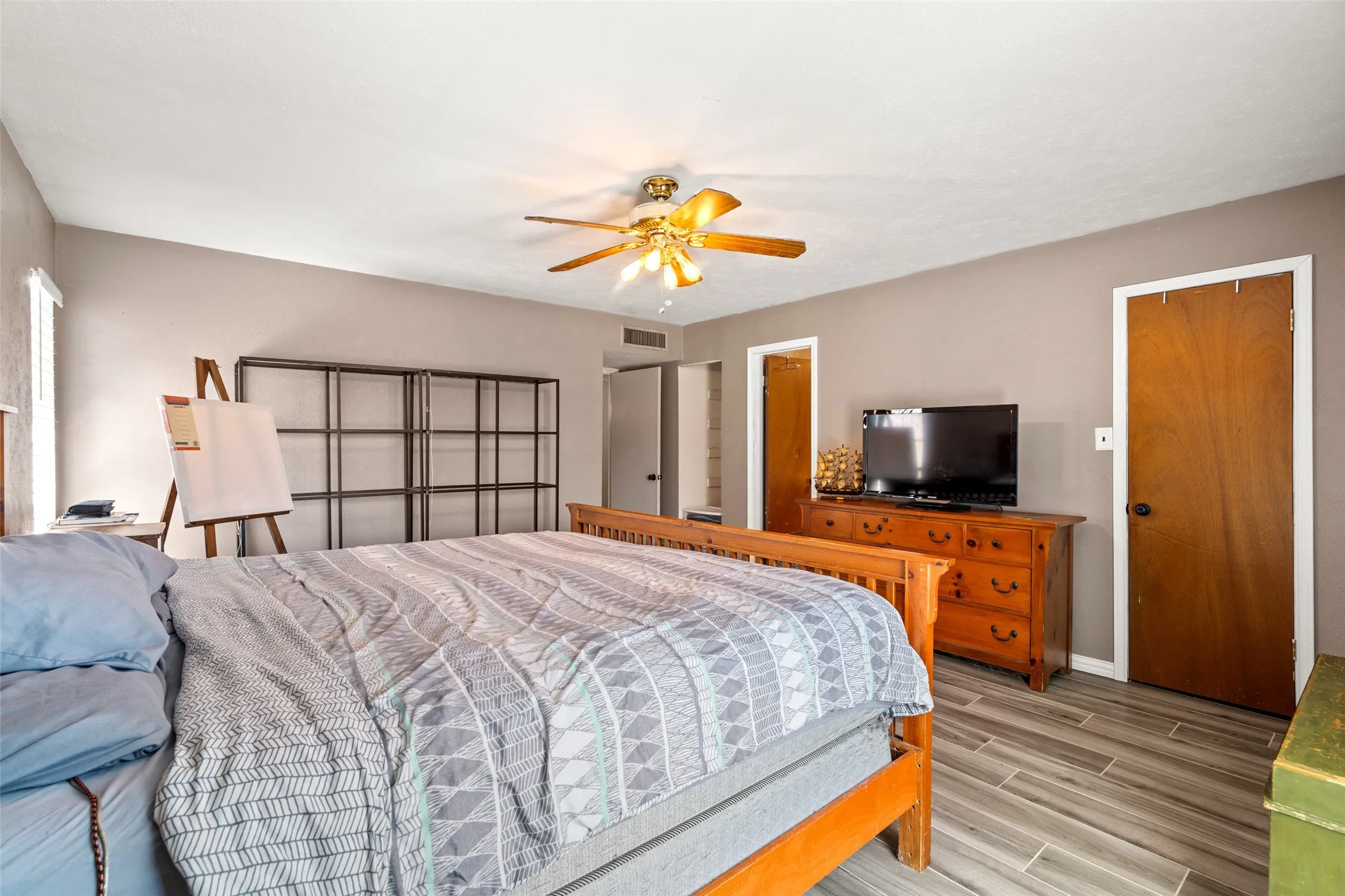 Single Family Residence For Sale in Denton County , 5644 Twitty Street, The Colony, Texas 75056, 3 Bedroom, 2 Bathroom, 2 Garage spaces, 1,946 Sqft, built in 1983, mls#21410637, Real Estate Agent in The Colony, Homes For Sale in Denton county, Homes For Sale in The Colony, Realtor in The Colony Texas, Real Estate Brokerage Independent Realty Texas, Luminita Cordes Realtor