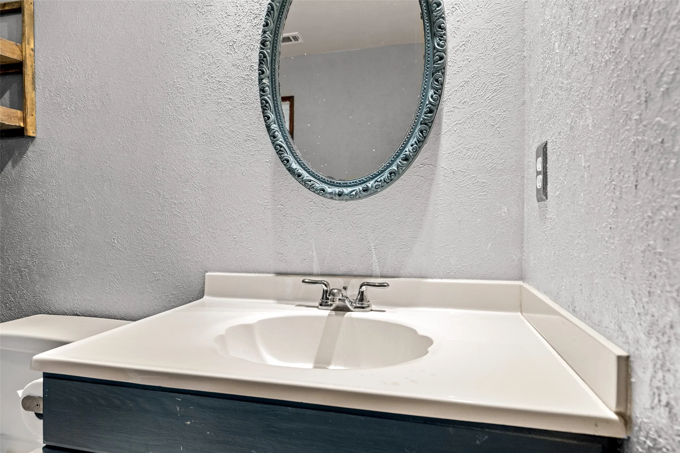 Single Family Residence For Sale in Denton County , 5644 Twitty Street, The Colony, Texas 75056, 3 Bedroom, 2 Bathroom, 2 Garage spaces, 1,946 Sqft, built in 1983, mls#21410637, Real Estate Agent in The Colony, Homes For Sale in Denton county, Homes For Sale in The Colony, Realtor in The Colony Texas, Real Estate Brokerage Independent Realty Texas, Luminita Cordes Realtor