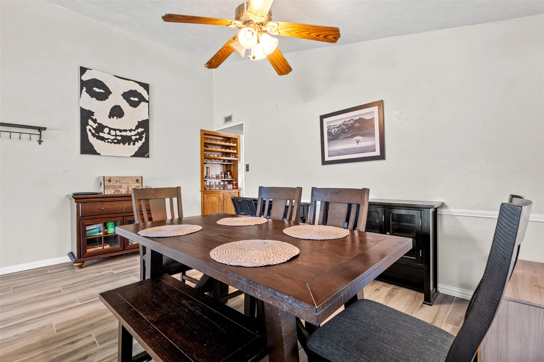 Single Family Residence For Sale in Denton County , 5644 Twitty Street, The Colony, Texas 75056, 3 Bedroom, 2 Bathroom, 2 Garage spaces, 1,946 Sqft, built in 1983, mls#21410637, Real Estate Agent in The Colony, Homes For Sale in Denton county, Homes For Sale in The Colony, Realtor in The Colony Texas, Real Estate Brokerage Independent Realty Texas, Luminita Cordes Realtor