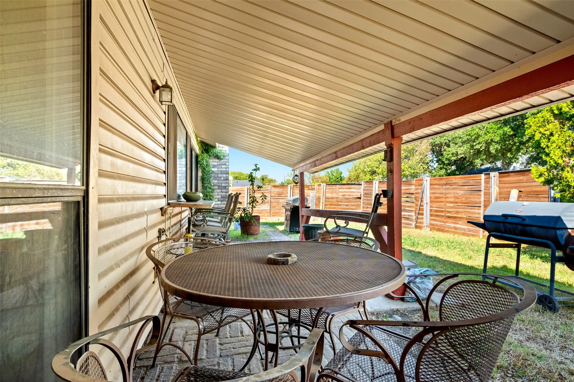 Single Family Residence For Sale in Denton County , 5644 Twitty Street, The Colony, Texas 75056, 3 Bedroom, 2 Bathroom, 2 Garage spaces, 1,946 Sqft, built in 1983, mls#21410637, Real Estate Agent in The Colony, Homes For Sale in Denton county, Homes For Sale in The Colony, Realtor in The Colony Texas, Real Estate Brokerage Independent Realty Texas, Luminita Cordes Realtor