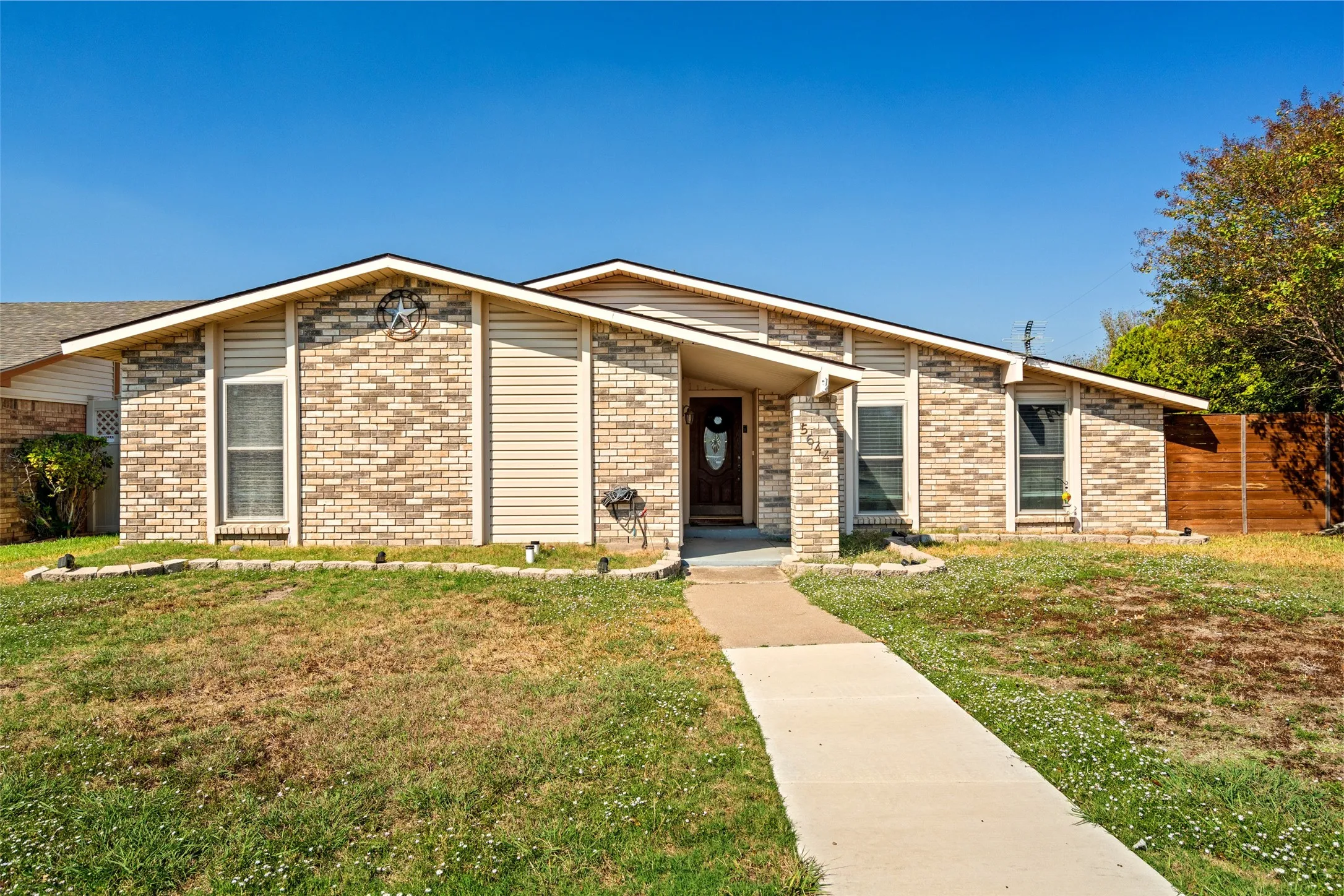 Single Family Residence For Sale in Denton County , 5644 Twitty Street, The Colony, Texas 75056, 3 Bedroom, 2 Bathroom, 2 Garage spaces, 1,946 Sqft, built in 1983, mls#21410637, Real Estate Agent in The Colony, Homes For Sale in Denton county, Homes For Sale in The Colony, Realtor in The Colony Texas, Real Estate Brokerage Independent Realty Texas, Luminita Cordes Realtor