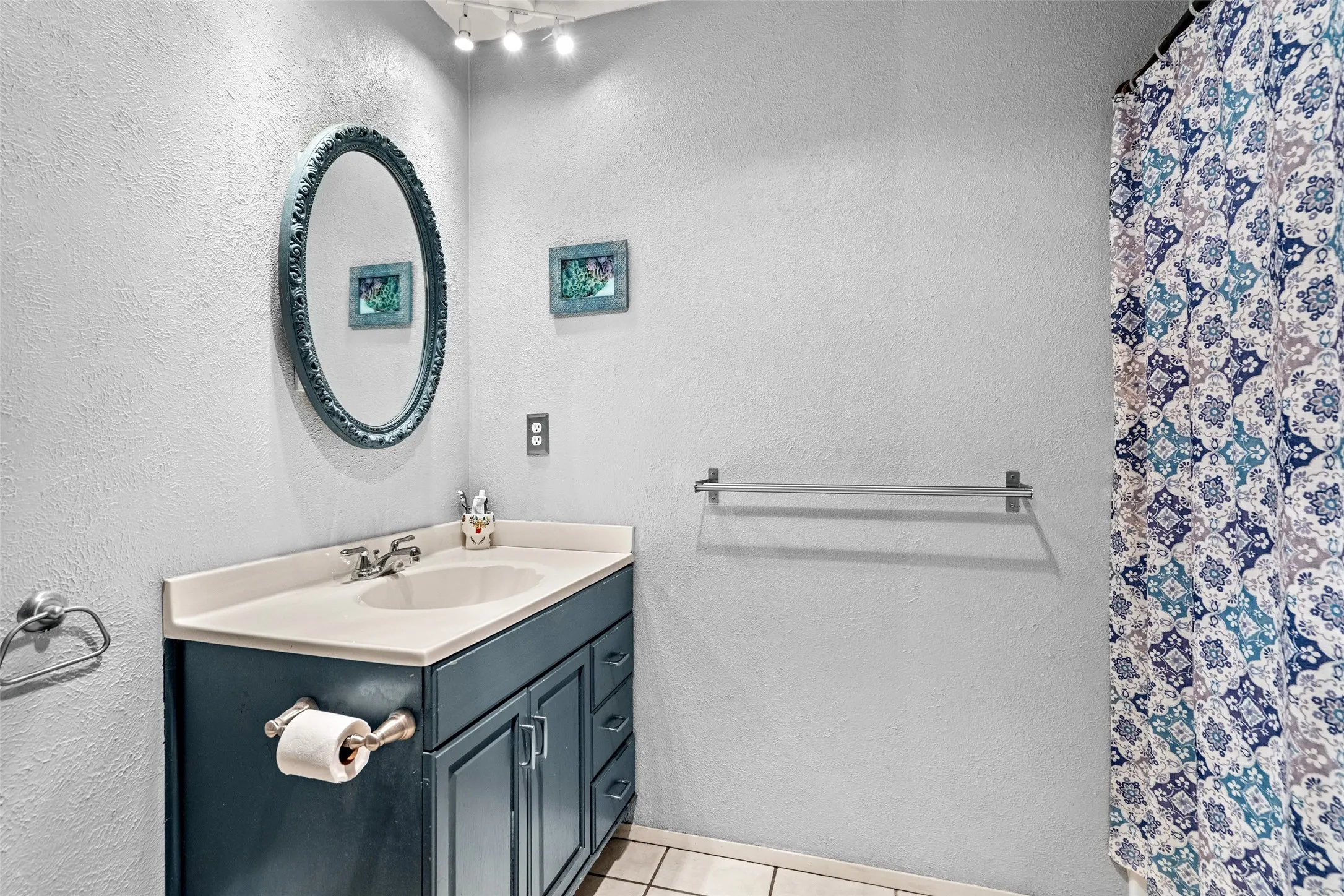 Single Family Residence For Sale in Denton County , 5644 Twitty Street, The Colony, Texas 75056, 3 Bedroom, 2 Bathroom, 2 Garage spaces, 1,946 Sqft, built in 1983, mls#21410637, Real Estate Agent in The Colony, Homes For Sale in Denton county, Homes For Sale in The Colony, Realtor in The Colony Texas, Real Estate Brokerage Independent Realty Texas, Luminita Cordes Realtor