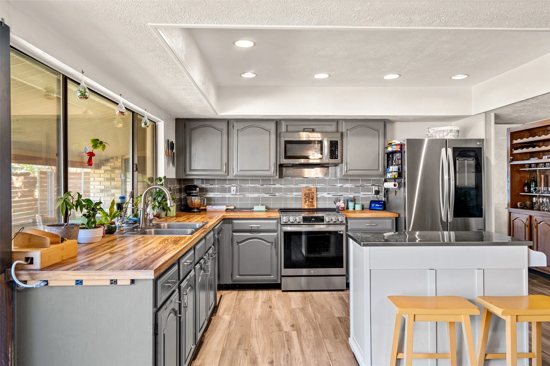 Single Family Residence For Sale in Denton County , 5644 Twitty Street, The Colony, Texas 75056, 3 Bedroom, 2 Bathroom, 2 Garage spaces, 1,946 Sqft, built in 1983, mls#21410637, Real Estate Agent in The Colony, Homes For Sale in Denton county, Homes For Sale in The Colony, Realtor in The Colony Texas, Real Estate Brokerage Independent Realty Texas, Luminita Cordes Realtor