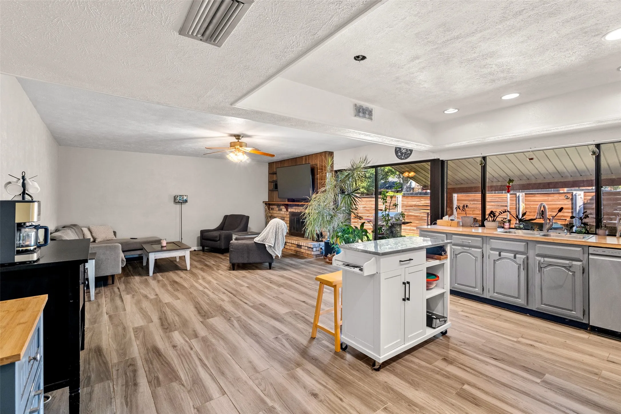 Single Family Residence For Sale in Denton County , 5644 Twitty Street, The Colony, Texas 75056, 3 Bedroom, 2 Bathroom, 2 Garage spaces, 1,946 Sqft, built in 1983, mls#21410637, Real Estate Agent in The Colony, Homes For Sale in Denton county, Homes For Sale in The Colony, Realtor in The Colony Texas, Real Estate Brokerage Independent Realty Texas, Luminita Cordes Realtor